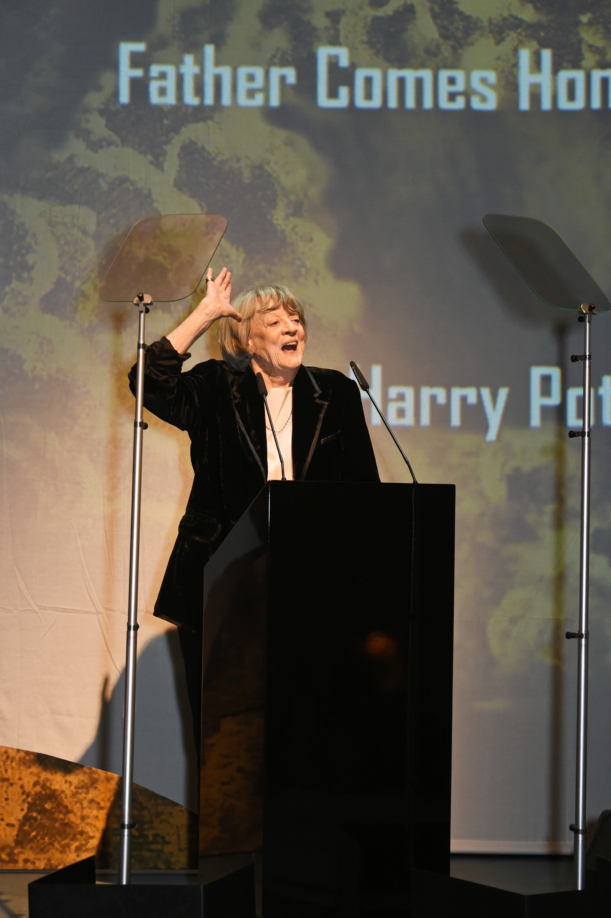 Maggie Smith s'exprime sur scène lors de la 62e édition des London Evening Standard Theatre Awards, le 13 novembre 2016, à Londres, en Angleterre. | Source : Getty Images