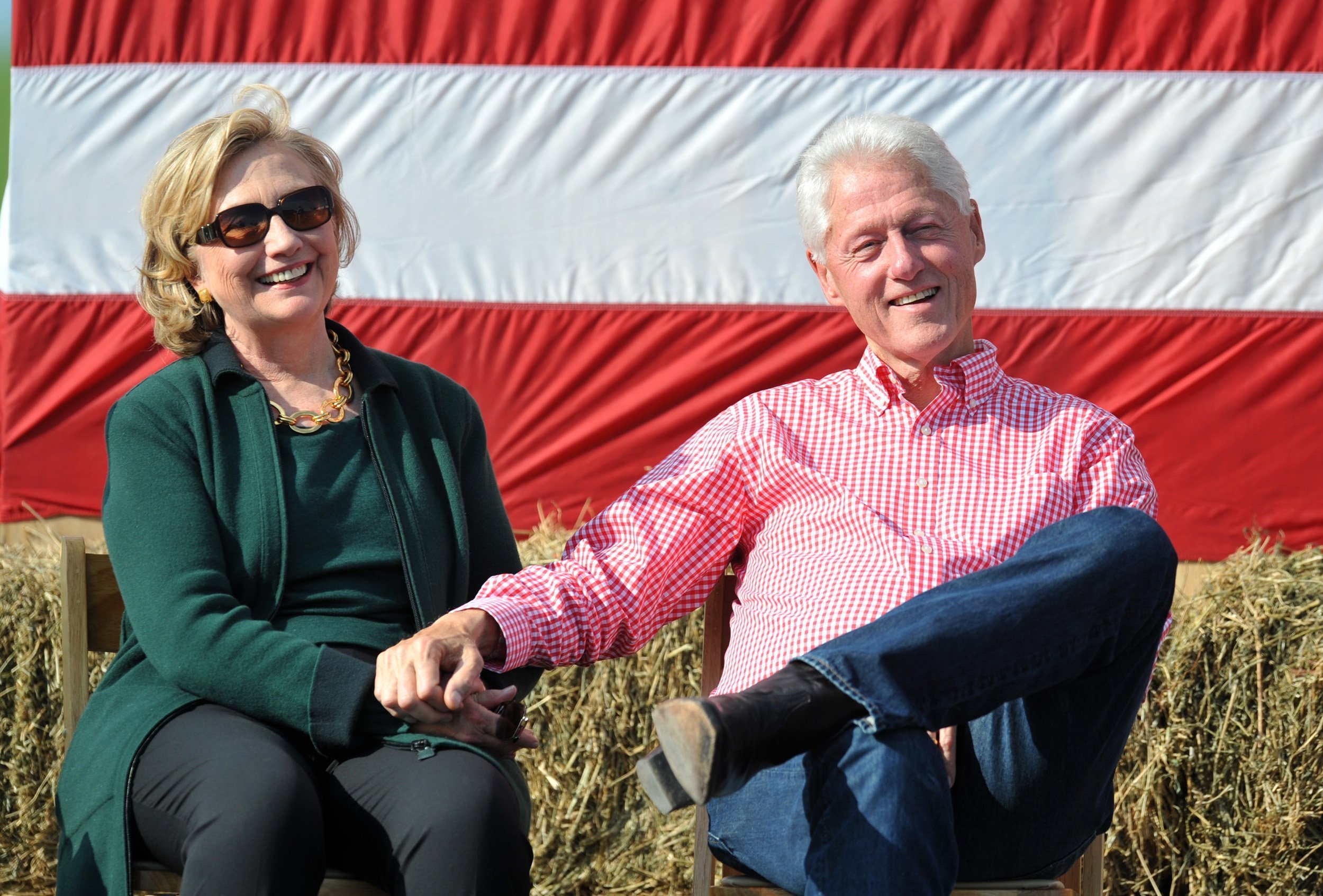 Bill et Hillary Clinton au 37e Harkin Steak Fry à Indianola, Iowa | Photo : Getty Images