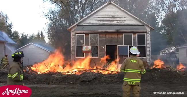 Les pompiers laissent une maison brûler après avoir trouvé une créature vivante dangereuse à l'intérieur