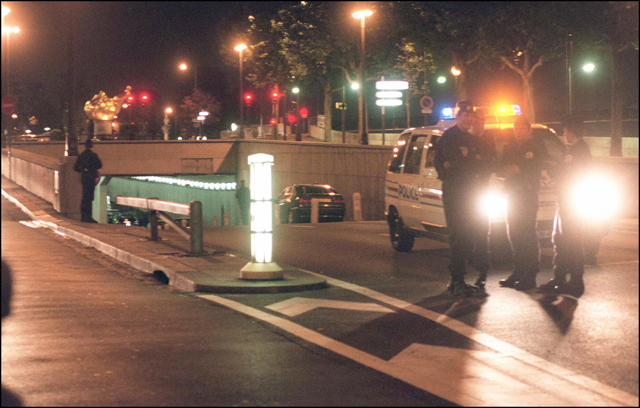 Des policiers gardent l'entrée du tunnel de l'Alma, le 31 août 1997, à Paris, France. | Source : Getty Images