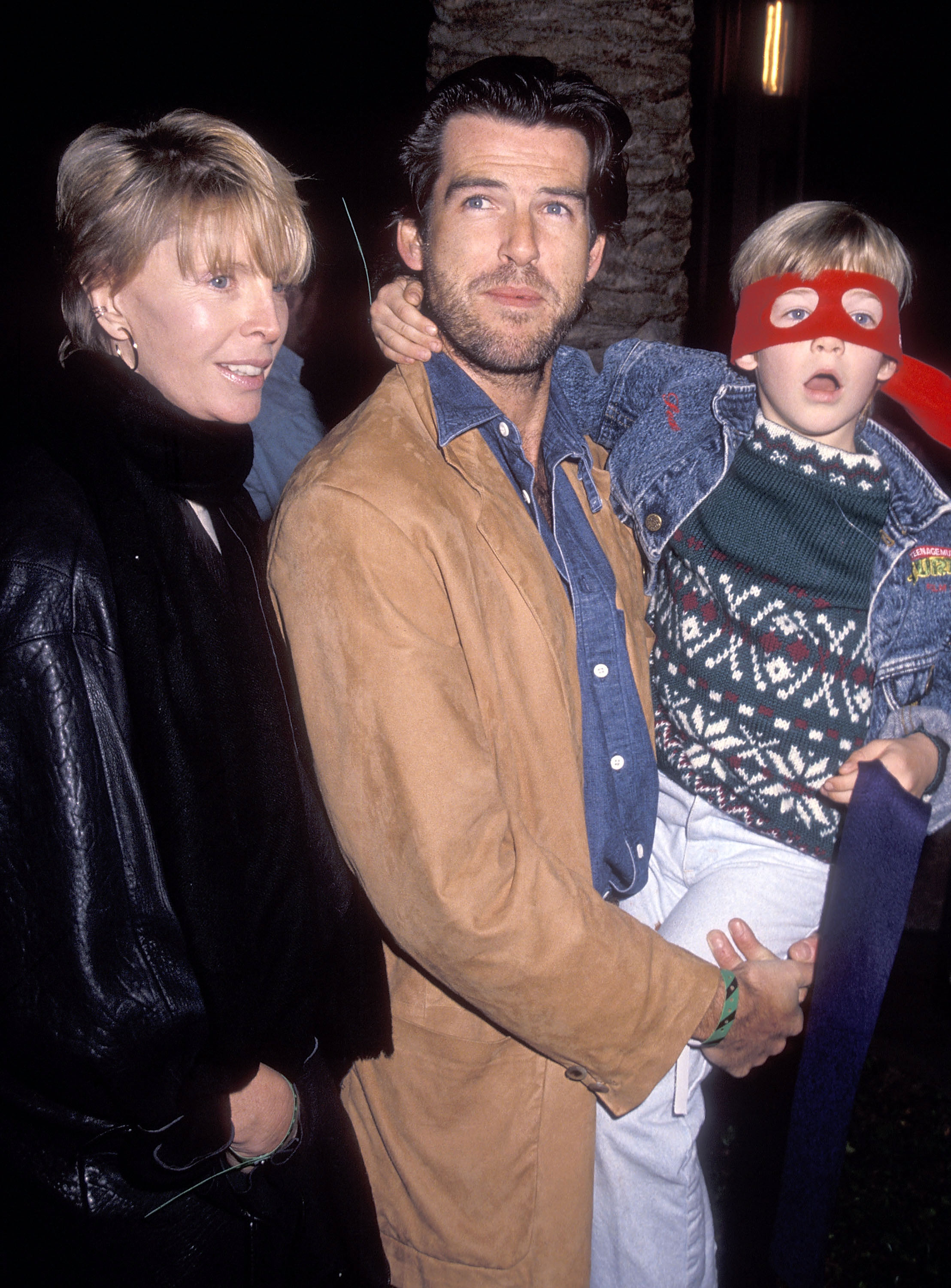 Cassandra Harris, Pierce Brosnan et Sean Brosnan lors de la tournée rock and roll des Tortues Ninja Teenage Mutant "Coming Out of Their Shells" le 21 novembre 1990 en Californie | Source : Getty Images