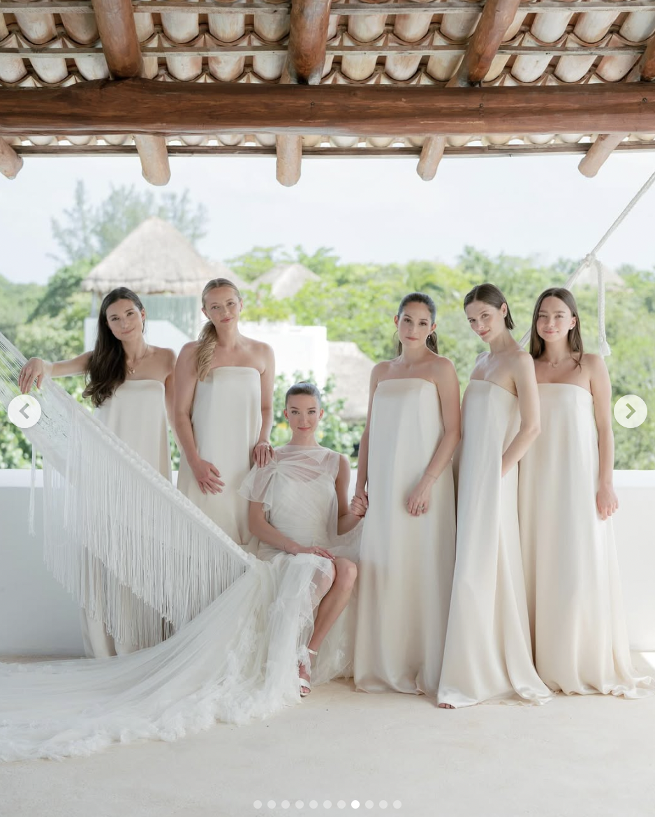 La mariée pose avec ses demoiselles d'honneur, en date du 18 mars 2025 | Source : Instagram/n.brydonbloom