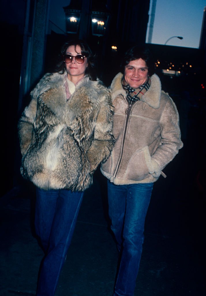Andrew Stevens et sa femme Kate Jackson marchant dans la rue à New York vers 1970. | Photo : Getty Images