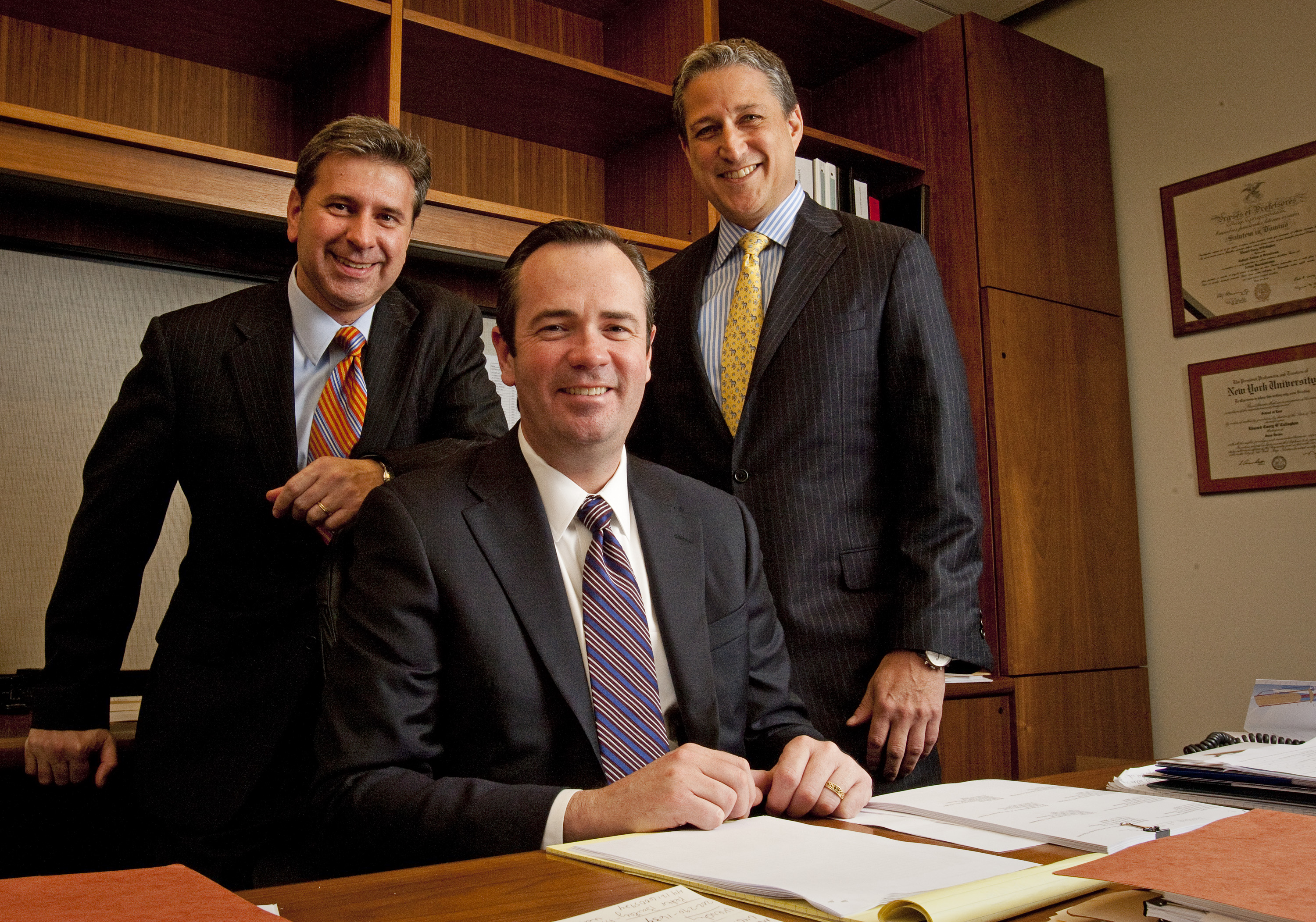 Christopher Morvillo pose pour une photo avec ses collègues associés de Clifford Chance, Edward C. O'Callaghan, et David B. Raskin, à New York le 21 décembre 2011 | Source : Getty Images