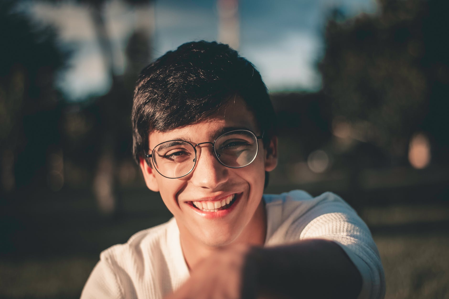 Un garçon avec des lunettes. | Photo : Pexels