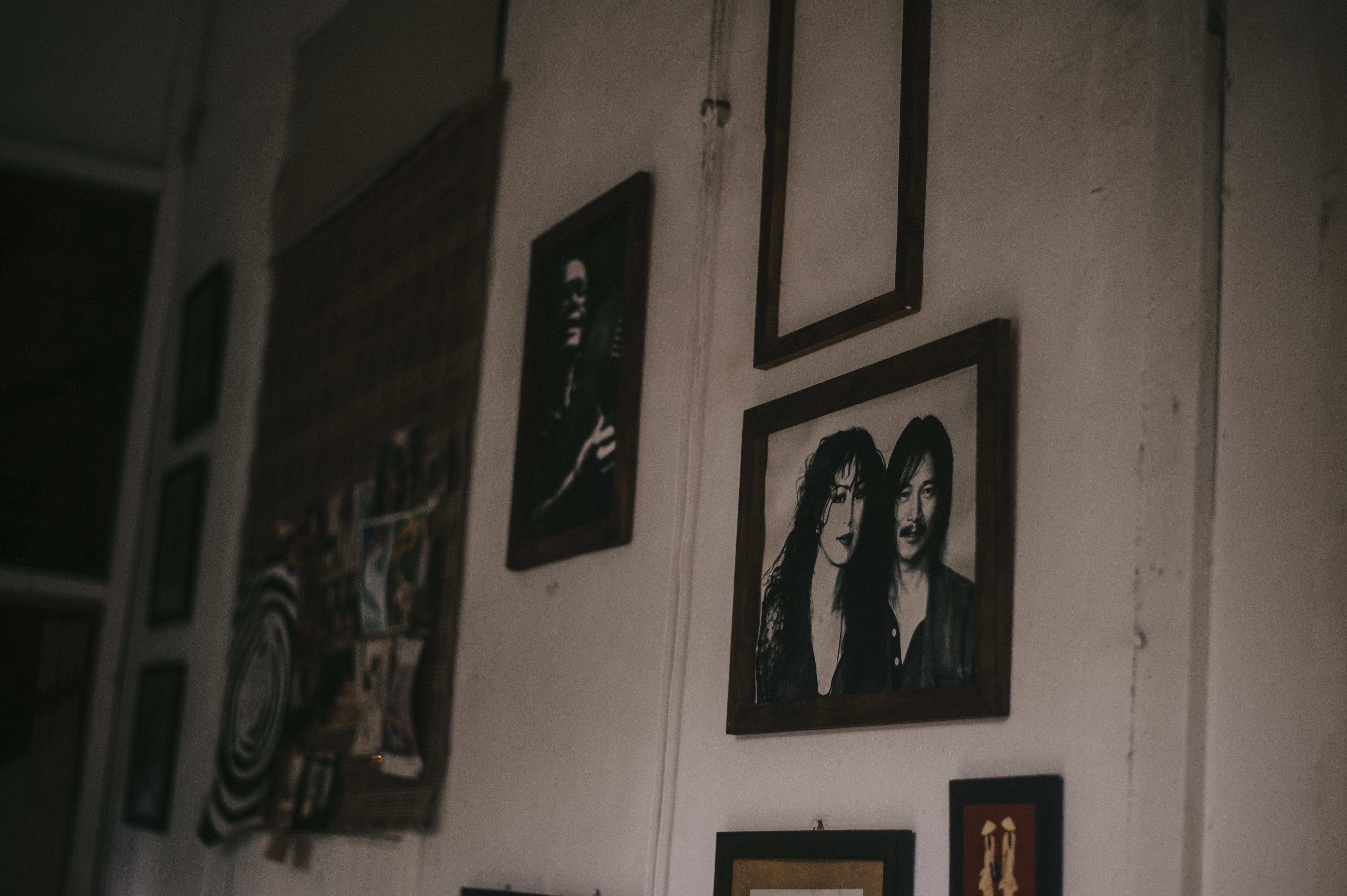 Portraits encadrés accrochés au mur | Source : Pexels