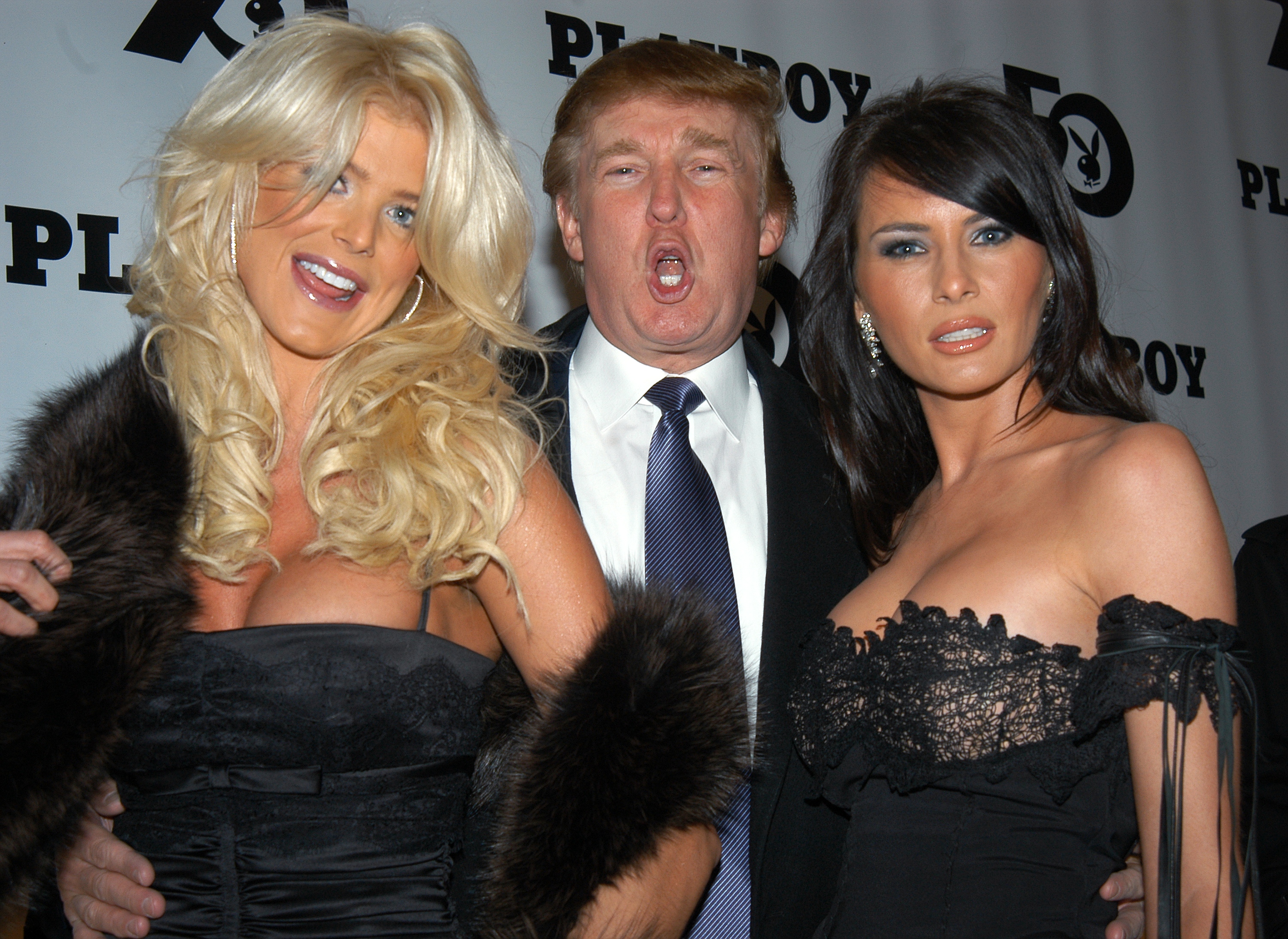 Donald et Melania Trump avec Victoria Silvstedt lors de la célébration du 50e anniversaire du magazine Playboy en 1997. | Source : Getty Images