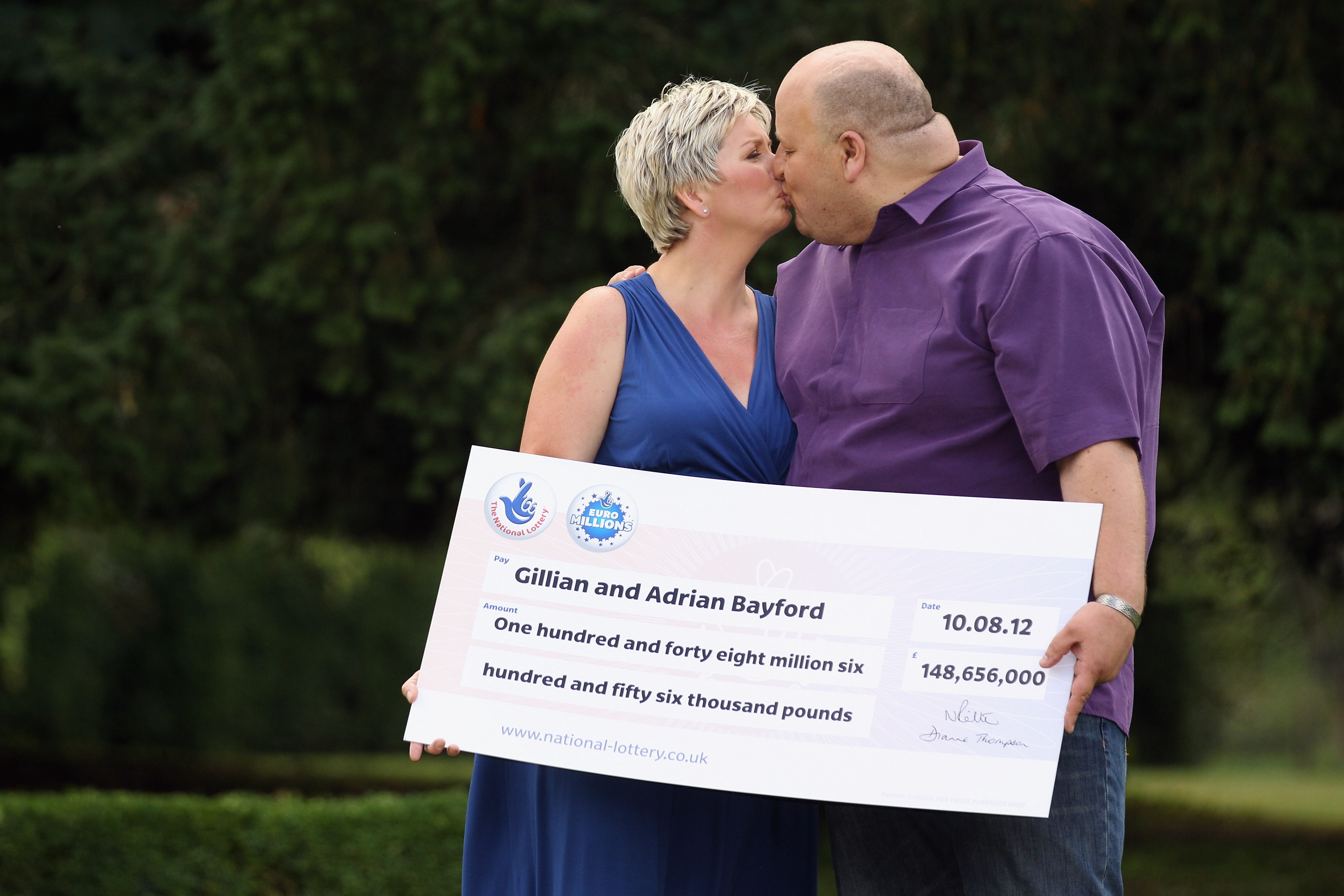 Gillian et Adrian Bayford célèbrent le fait d'avoir remporté le jackpot de plus de 148 millions de livres sterling à la loterie EuroMillions, le 14 août 2012, à Hatfield Heath, en Angleterre | Source : Getty Images