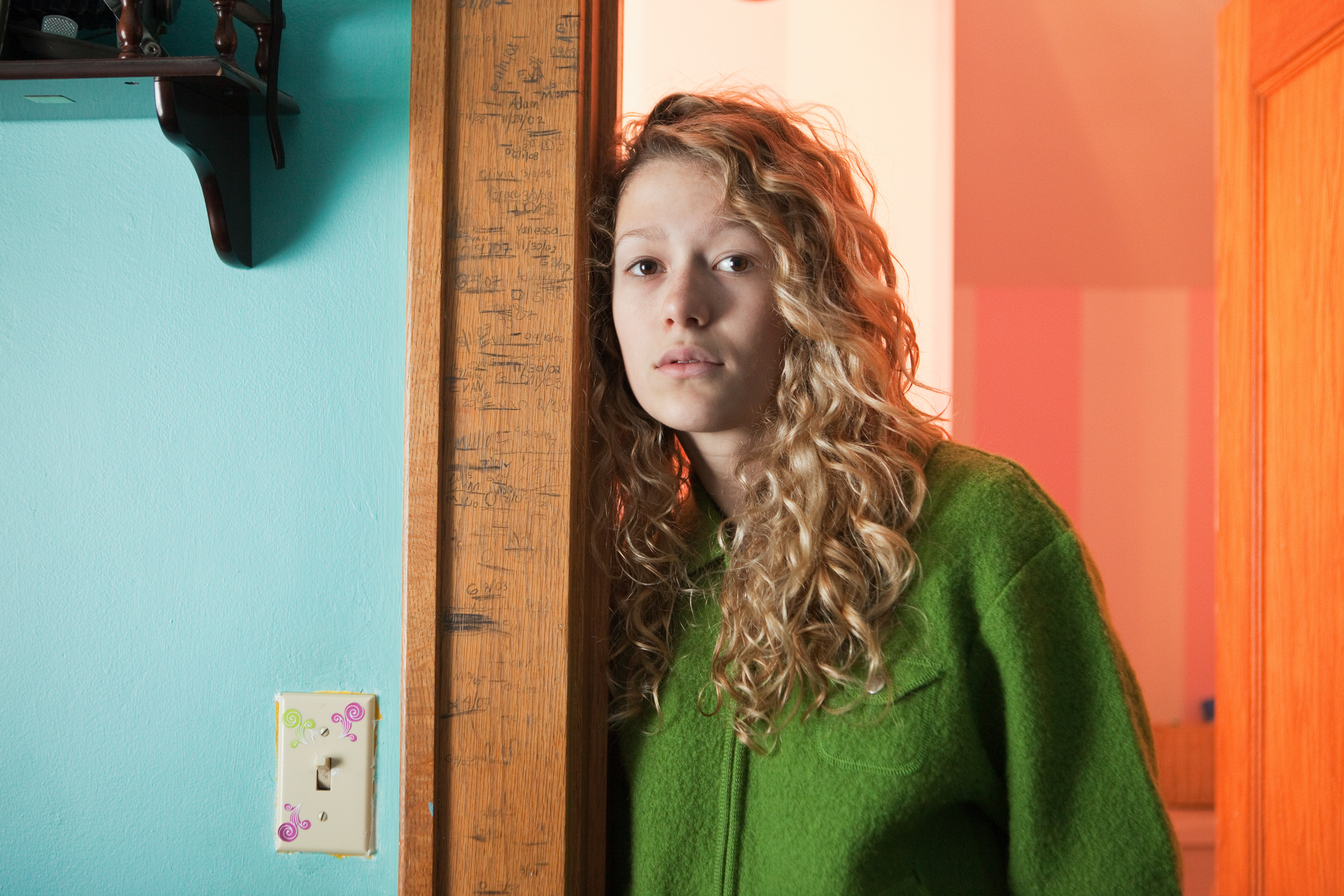 Une adolescente penchée dans l'embrasure d'une porte, portrait | Source : Getty Images