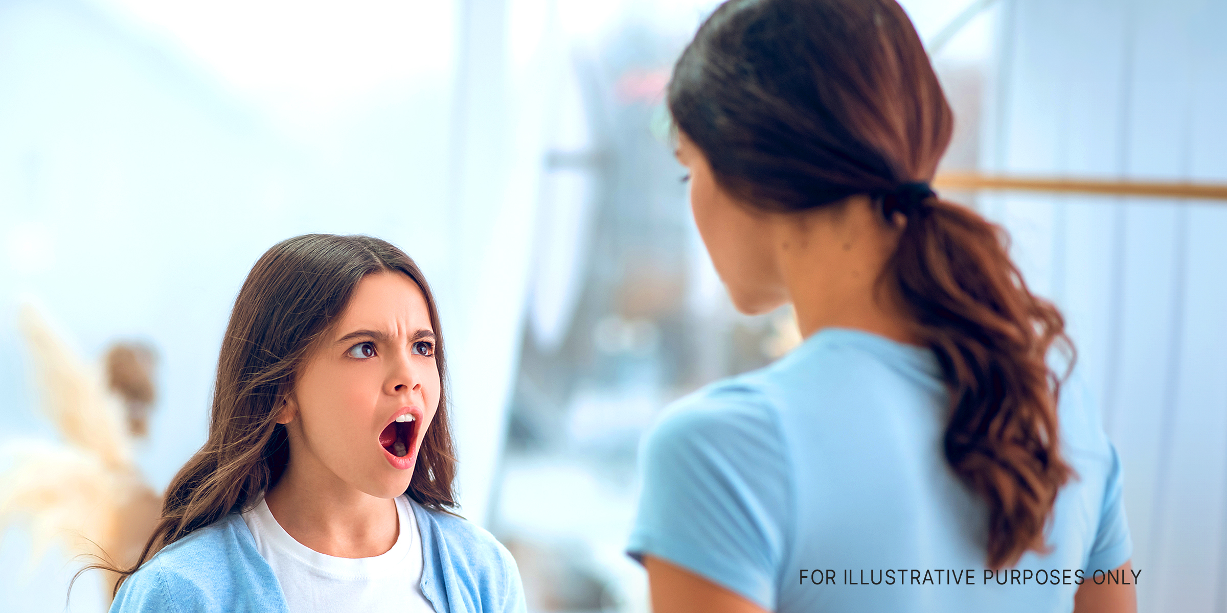 Une adolescente est vue en train de crier sur la femme qui se tient devant elle | Source : Shutterstock