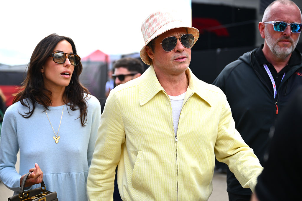 NORTHAMPTON, ANGLETERRE - 07 JUILLET : Brad Pitt, star du prochain film sur la Formule 1 et Ines de Ramon marchent dans le Paddock avant le Grand Prix F1 de Grande-Bretagne, le 07 juillet 2024 à Northampton, Angleterre. (Photo par James Sutton - Formula 1/Formula 1 via Getty Images)