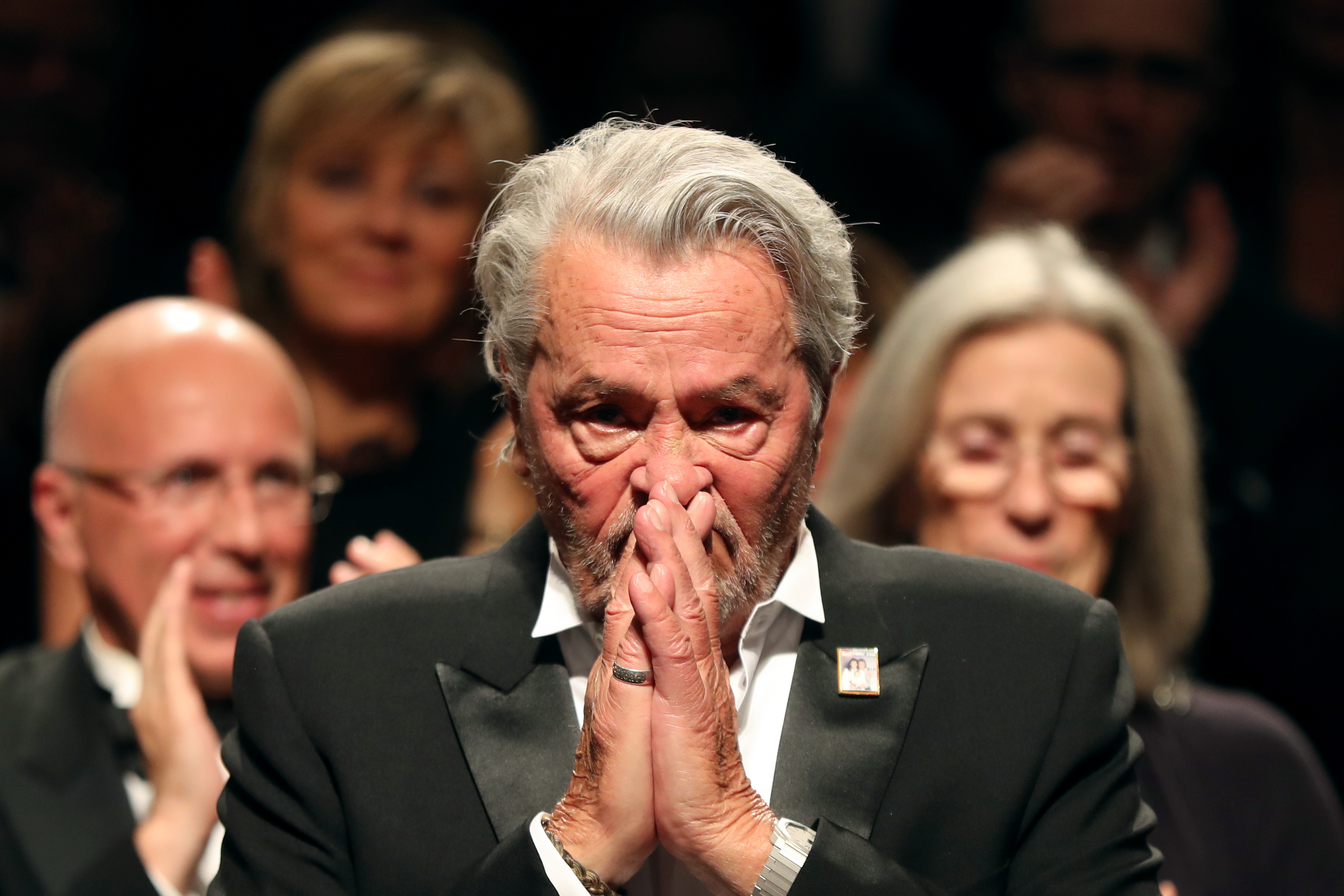 Alain Delon acceptant le prix de la Palme d'Or d'Honneur lors de la Cérémonie de la Palme d'Honneur pendant le 72e Festival de Cannes annuel, le 19 mai 2019. | Source : Getty Images