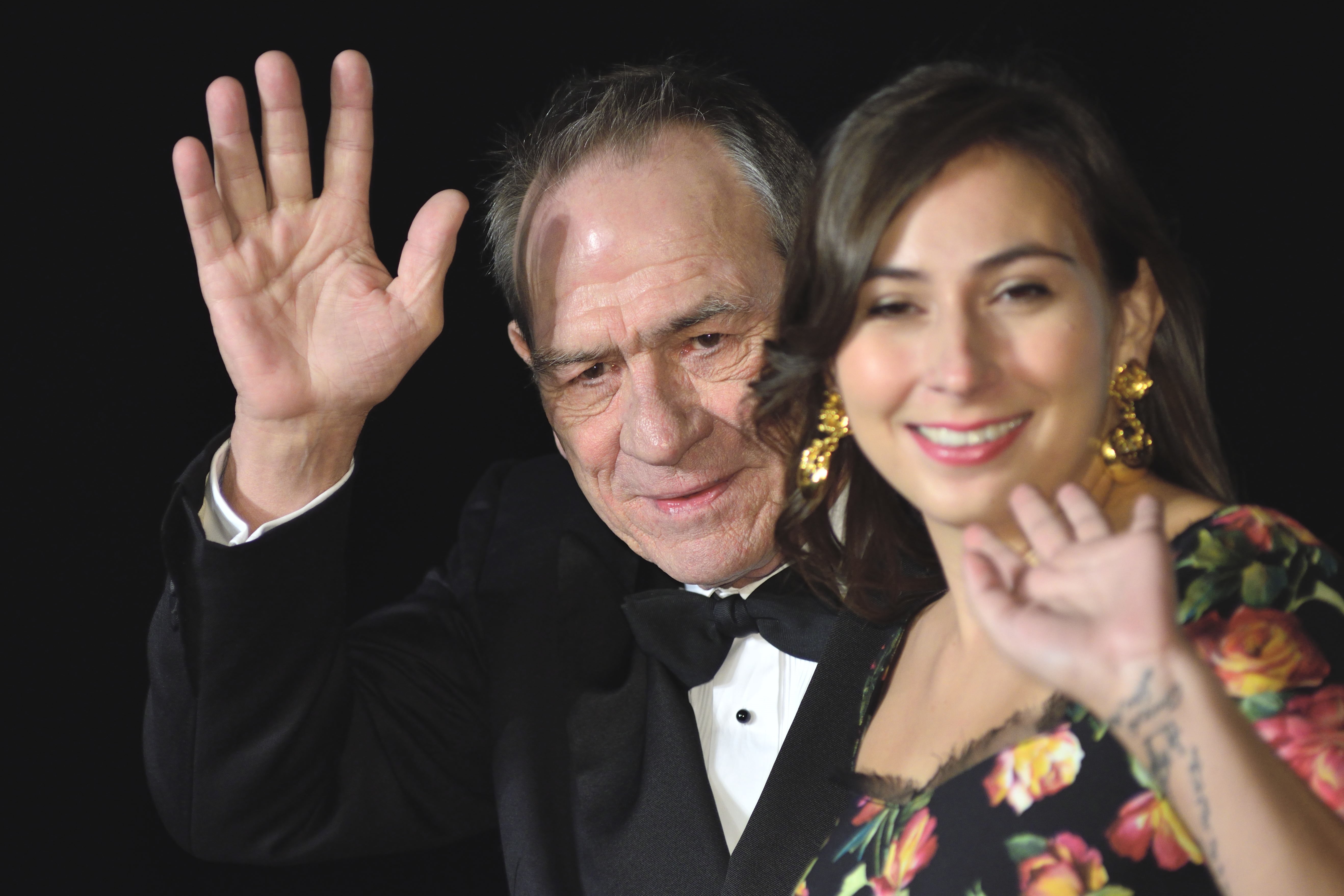 Victoria et Tommy Lee Jones saluent la foule lors du 30e Festival international du film de Tokyo à Roppongi Hills, le 25 octobre 2017 au Japon. | Source : Getty Images