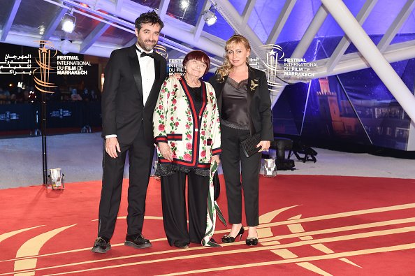 Mathieu Demy, Agnes Varda et Rosalie Varda, le 2 décembre 2018 à Marrakech, Maroc. | Photo : Getty Images