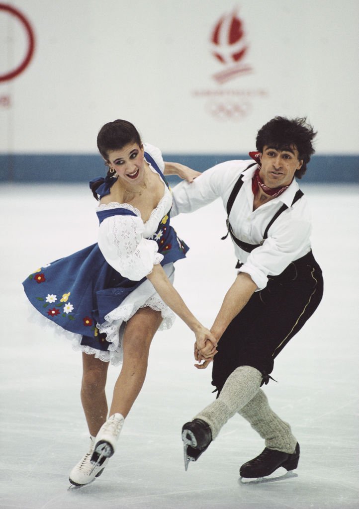 Isabelle Duchesnay et Paul Duchesnay de France patinent dans la compétition de danse sur glace le 11 février 1992. | Photo : Getty Images