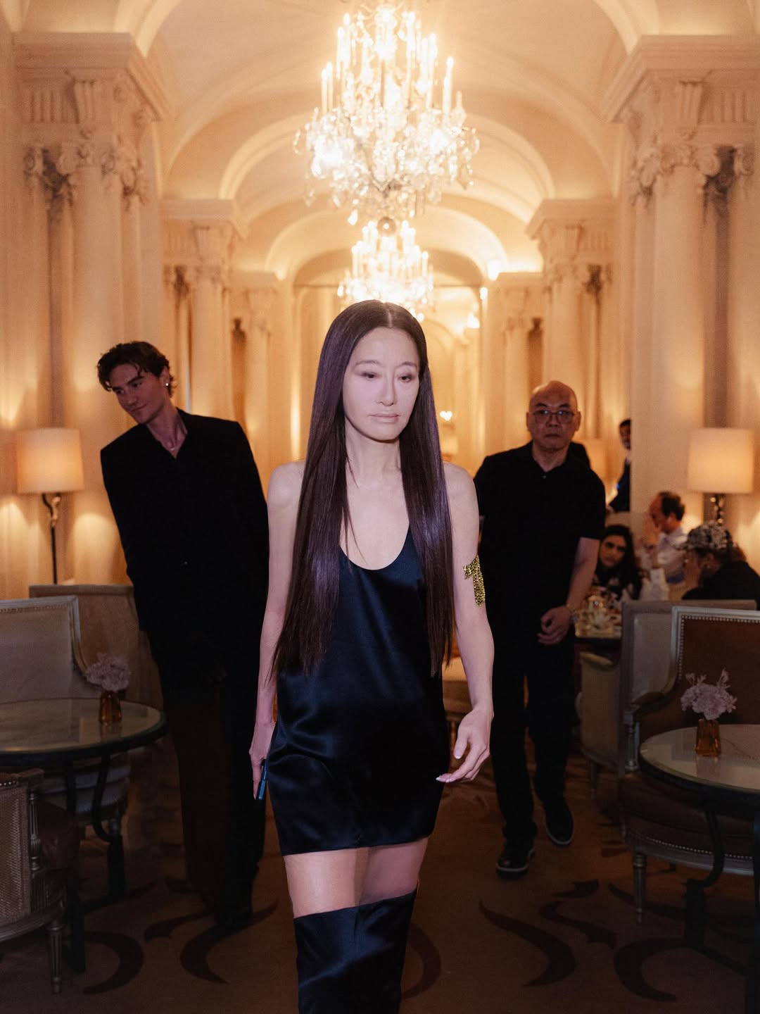 Vera Wang entrant dans le restaurant Le Relais Plaza à Paris, en France, d'après sa publication datée du 28 juin 2025 | Source : Instagram/verawang