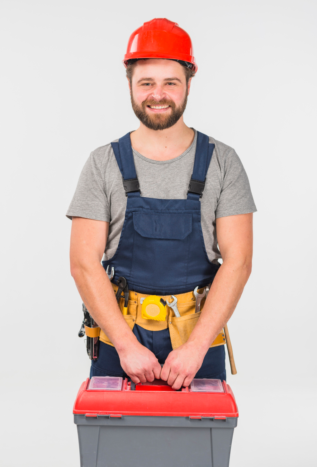 Un homme tenant une trousse à outils | Source : Freepik