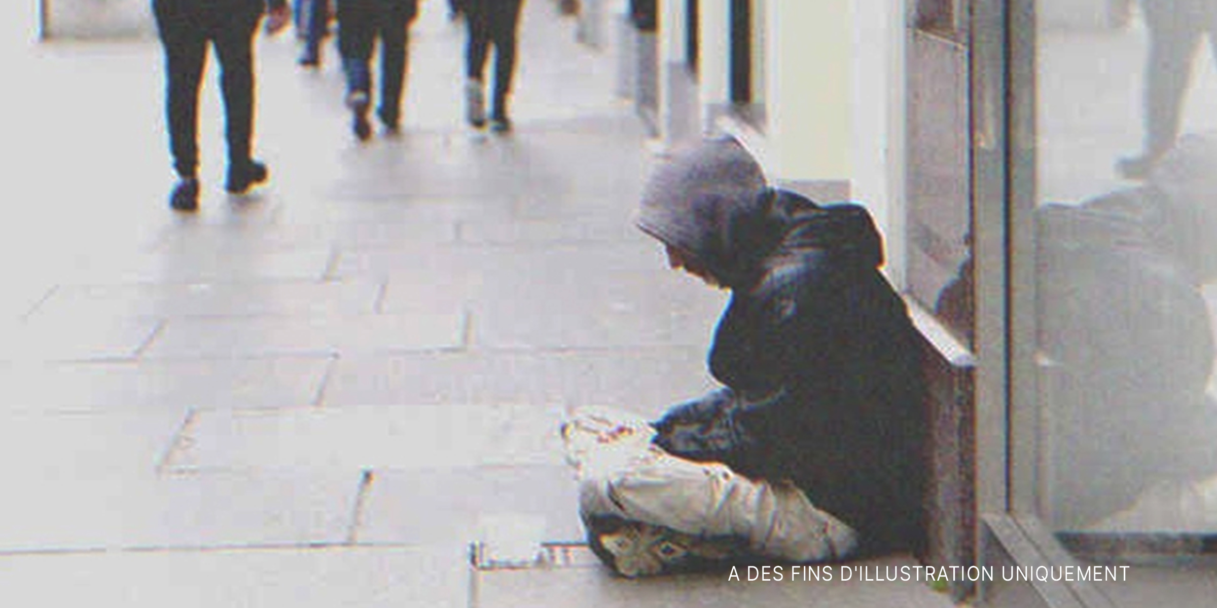 Un homme qui mendie dans la rue | Source : Shutterstock