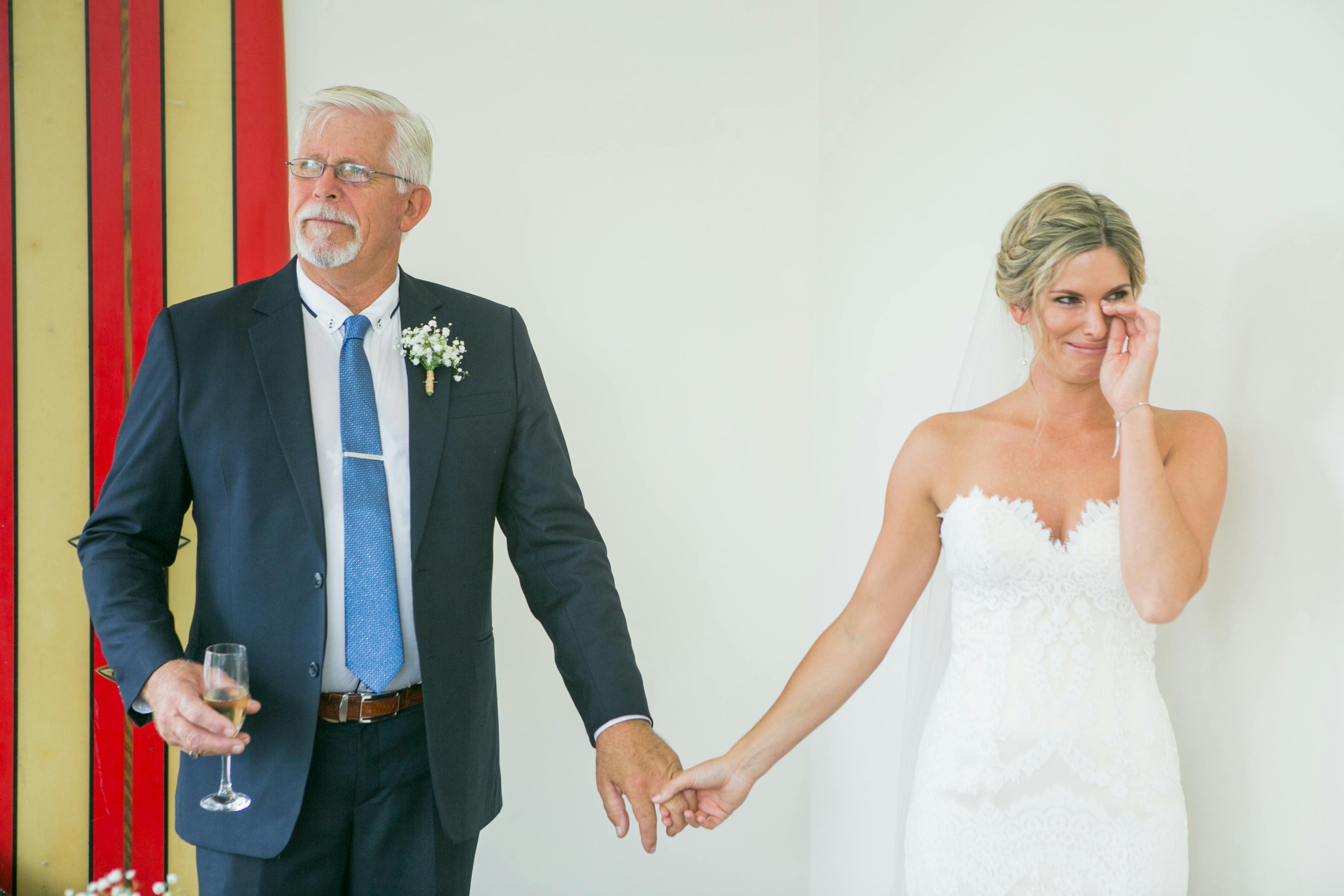 Mariée émue avec son père pendant la célébration du mariage | Source : Pexels