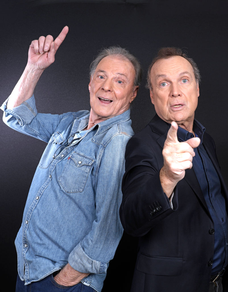 Le chanteur Herbert Leonard et Julien Lepers posent lors d'une séance photo à Paris, le 10/08/2024. | Source : Getty Images