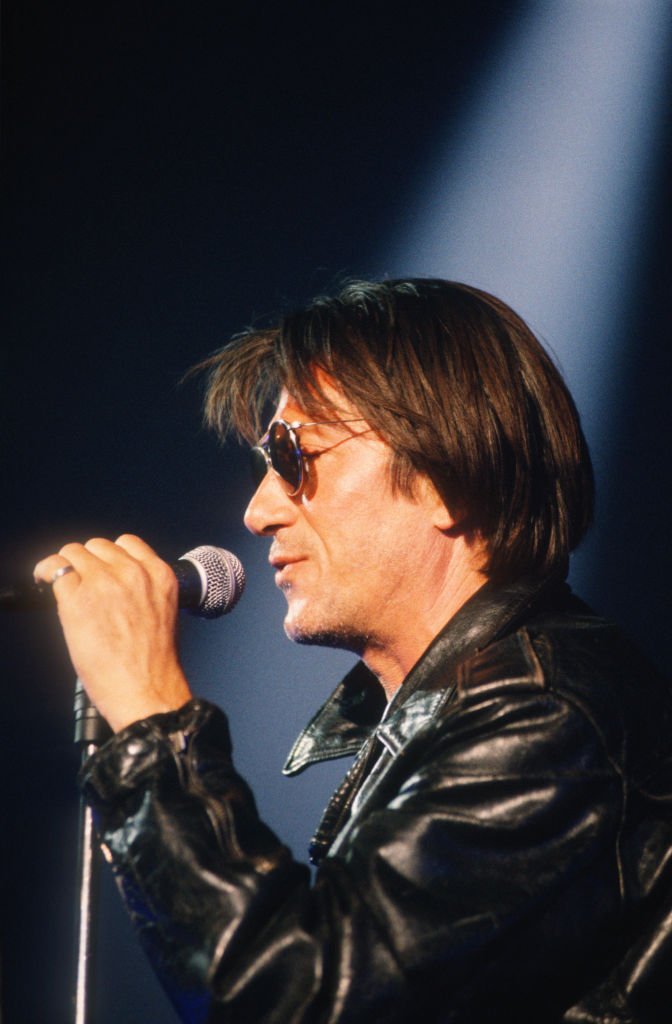 Le chanteur Jacques Dutronc sur scène en 1993. l Source : Getty Images