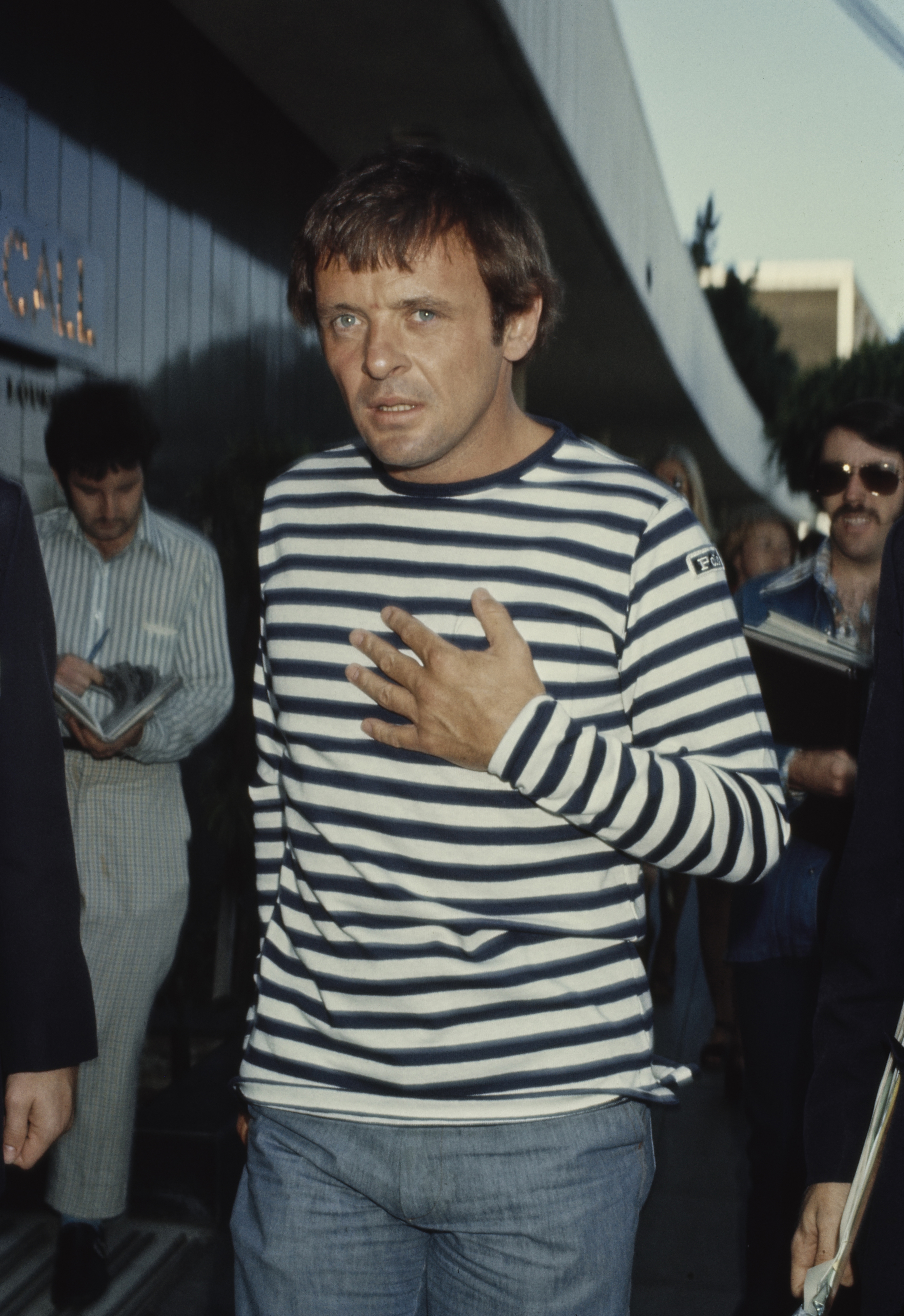 L'acteur arrivant au restaurant Pavilion aux États-Unis, vers les années 1970. | Source : Getty Images