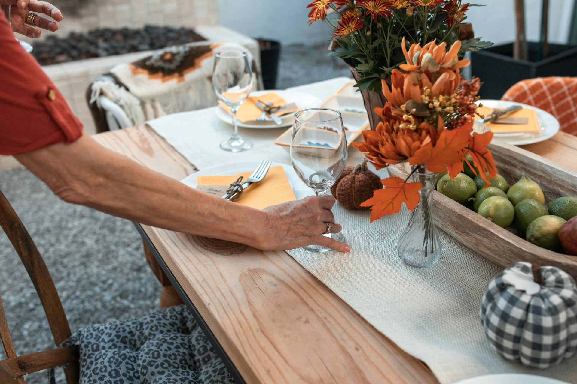 Une femme âgée inspecte une table | Source : Pexels