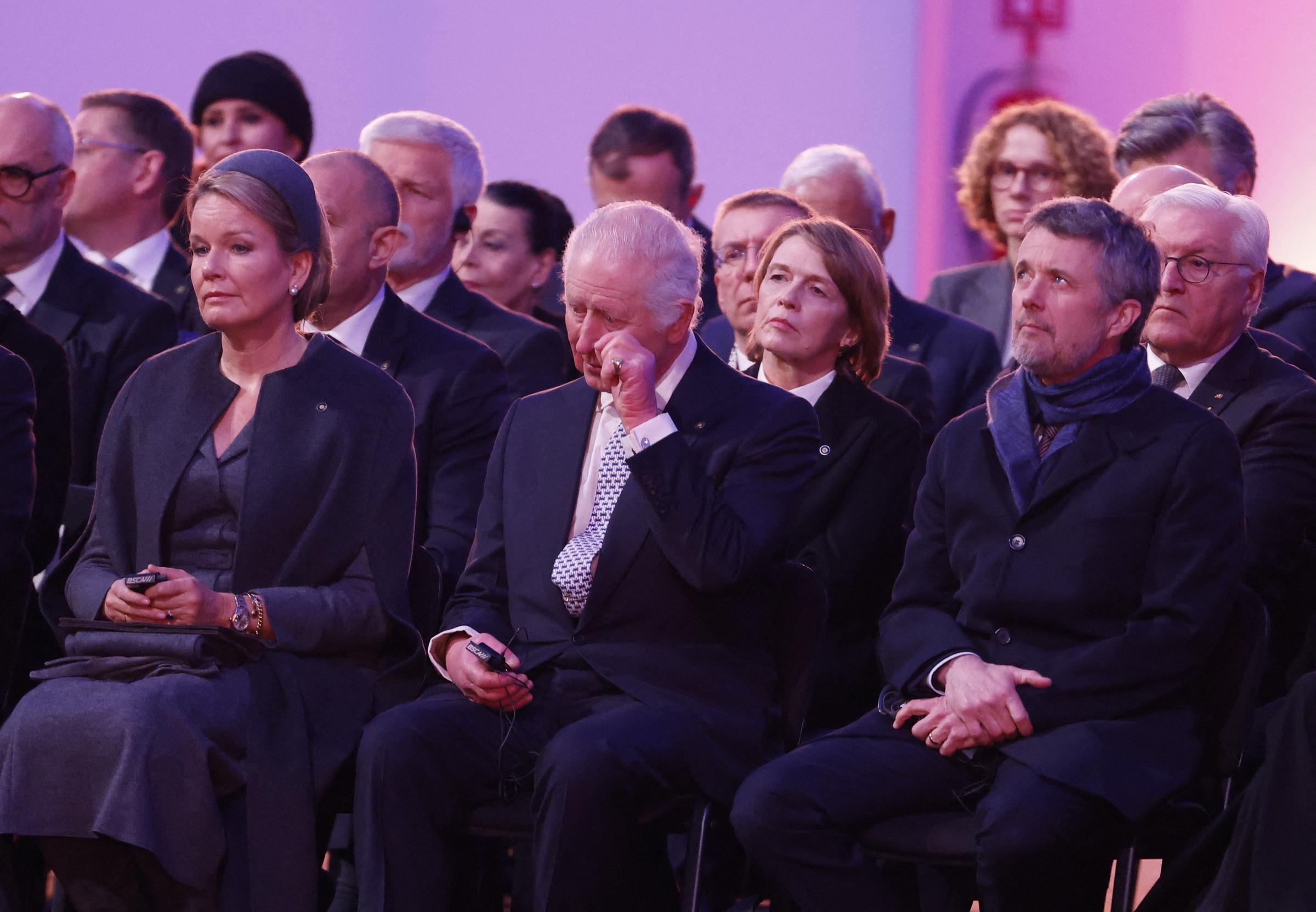 La reine Mathilde de Belgique, le roi Charles III, le roi Frederik X du Danemark et l'épouse du président allemand Elke Buedenbender et le président allemand Frank-Walter Steinmeier assistent aux commémorations du 80e anniversaire de la libération du camp d'Auschwitz-Birkenau | Source : Getty Images