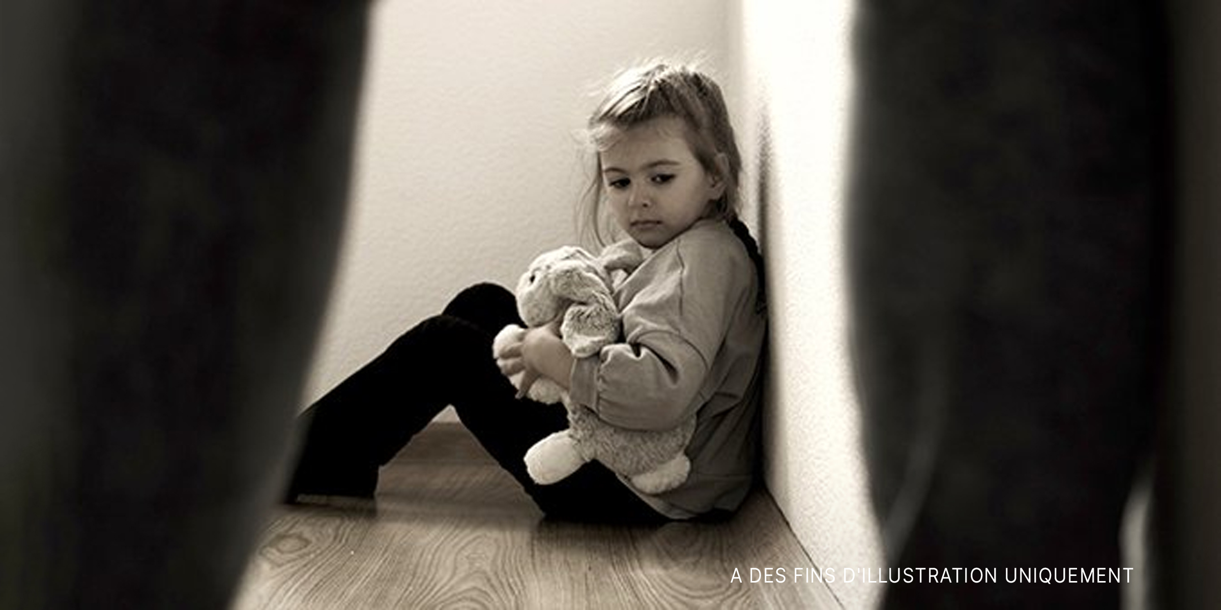 Une petite fille tenant sa peluche | Source : Shutterstock