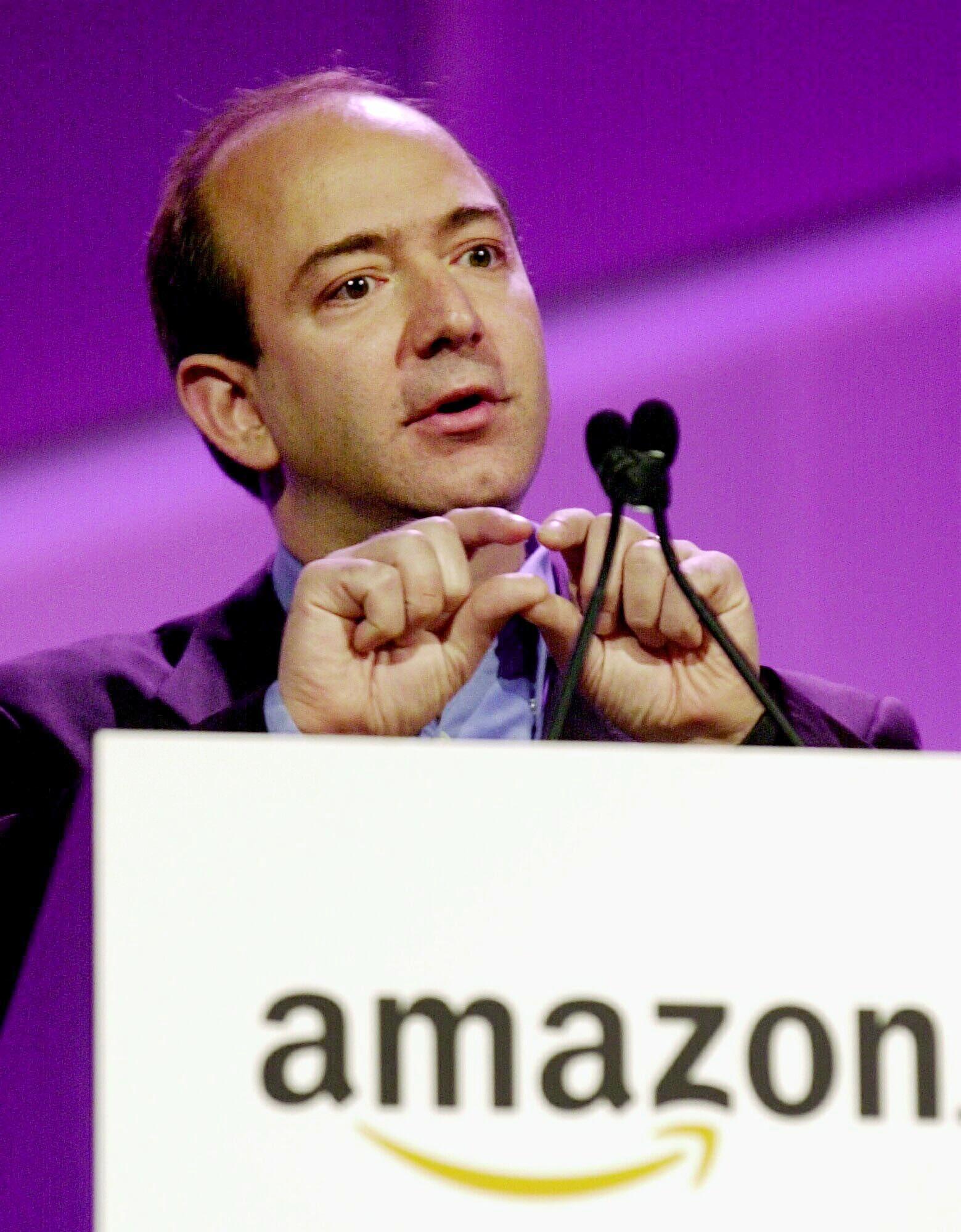 Jeff Bezos lors d'un discours à la PC Expo à New York le 28 juin 2000 | Source : Getty Images