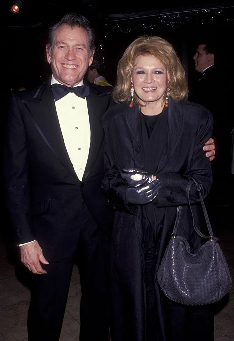 Earl Holliman et l'actrice Angie Dickinson le 13 janvier 1993 à Cerritos, Californie | Photo : Getty Images