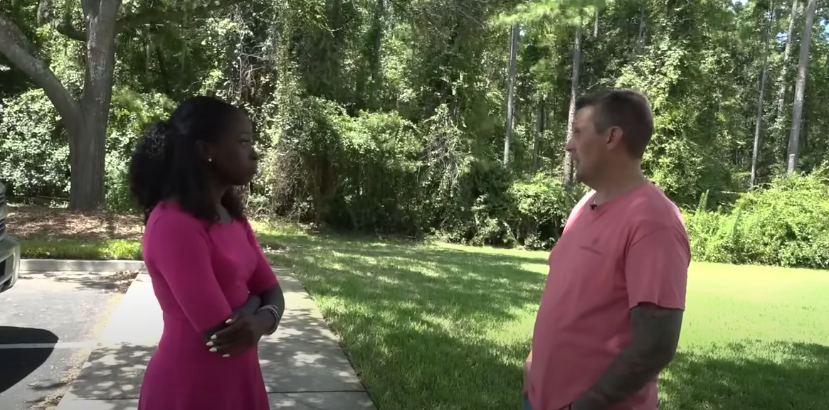 Steven Hallmark parlant de la tragédie lors d'une interview, extrait d'un post vidéo daté du 2 août 2025 | Source : YouTube/FirstCoastNews