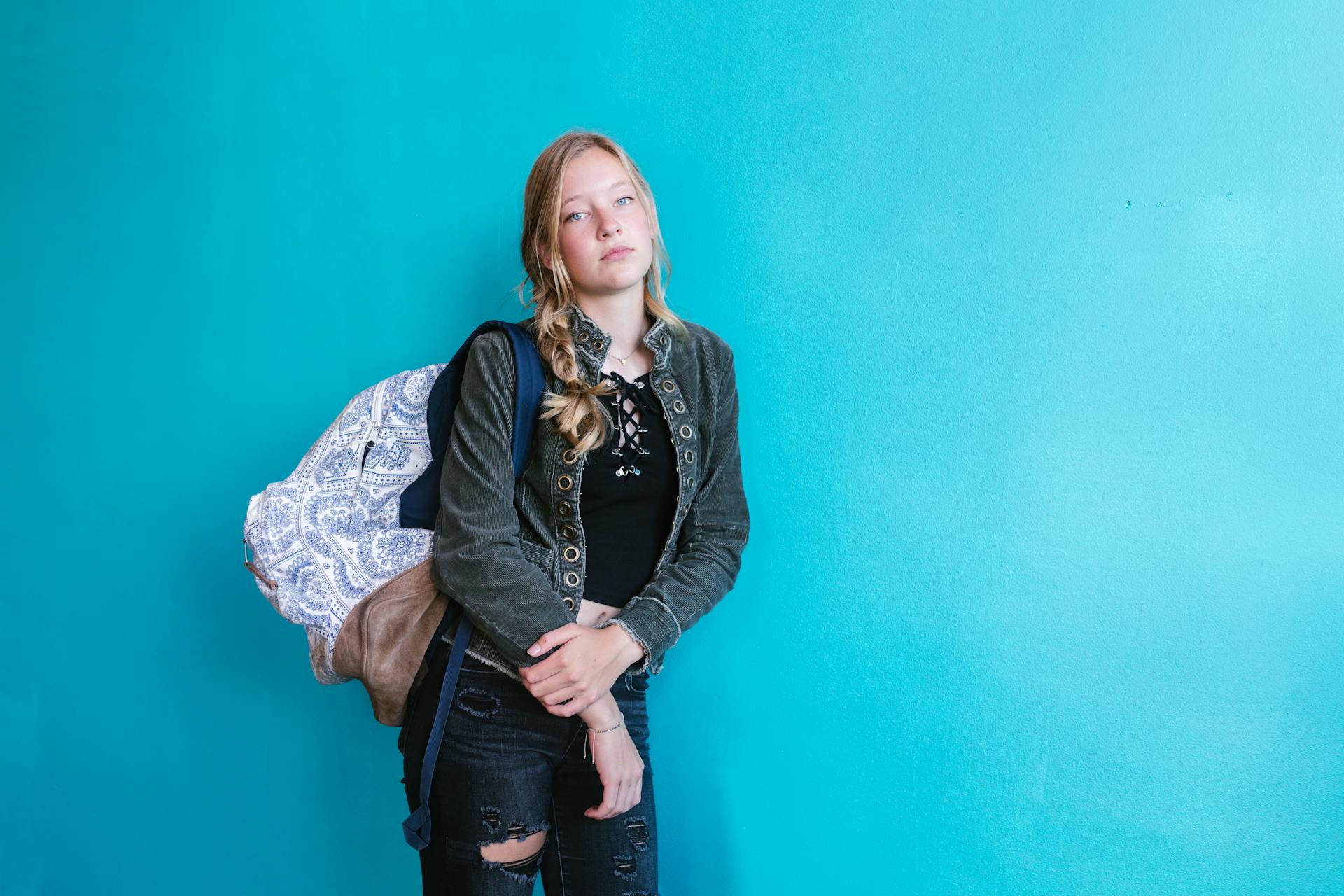 Une adolescente qui fixe l'objectif | Source : Pexels