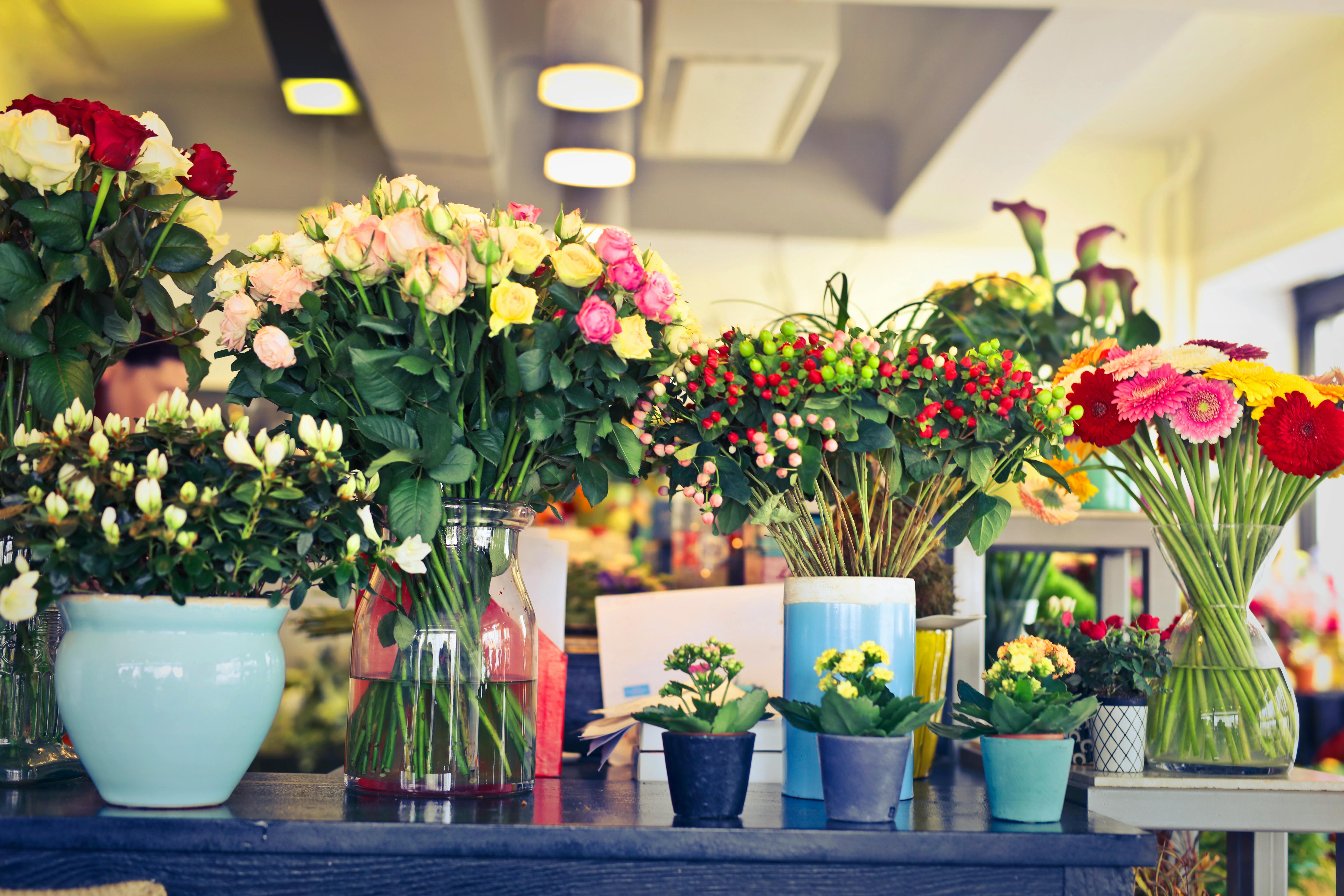 Une table remplie de fleurs et de vases | Source : Pexels