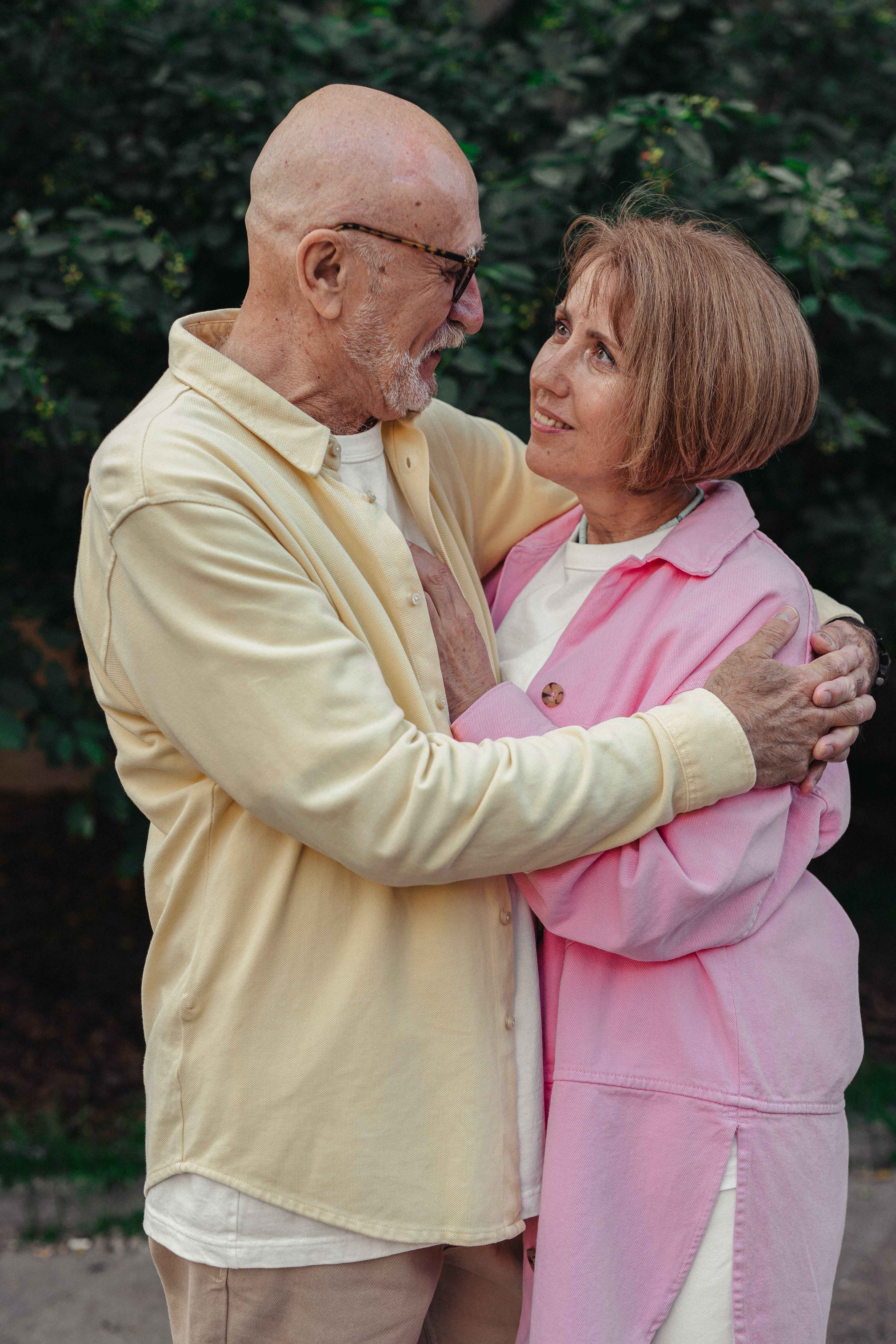Un couple de personnes âgées se serrant dans les bras et se regardant l'un l'autre | Source : Pexels