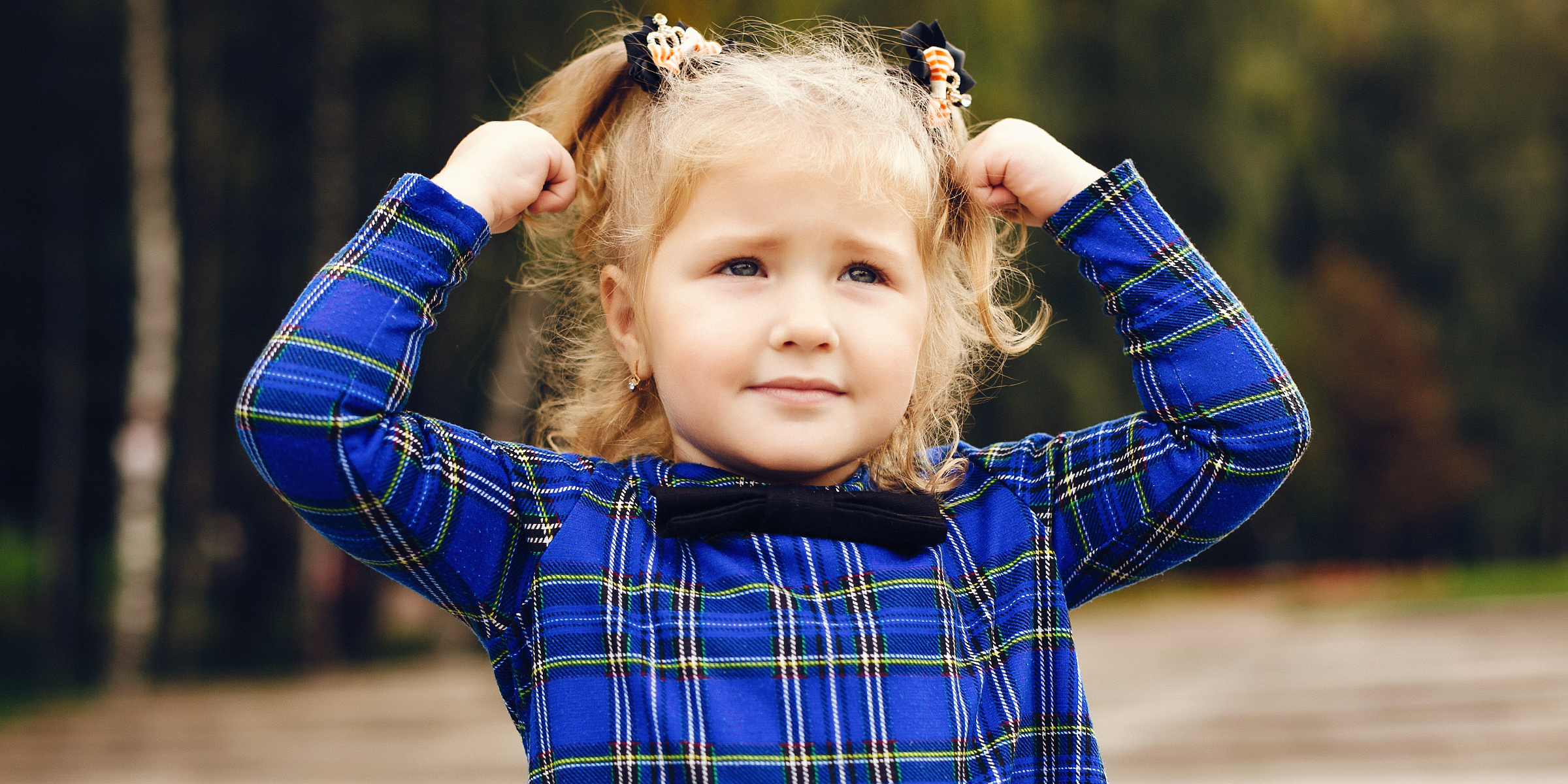 Une petite fille avec ses mains sur la tête | Source : Shutterstock