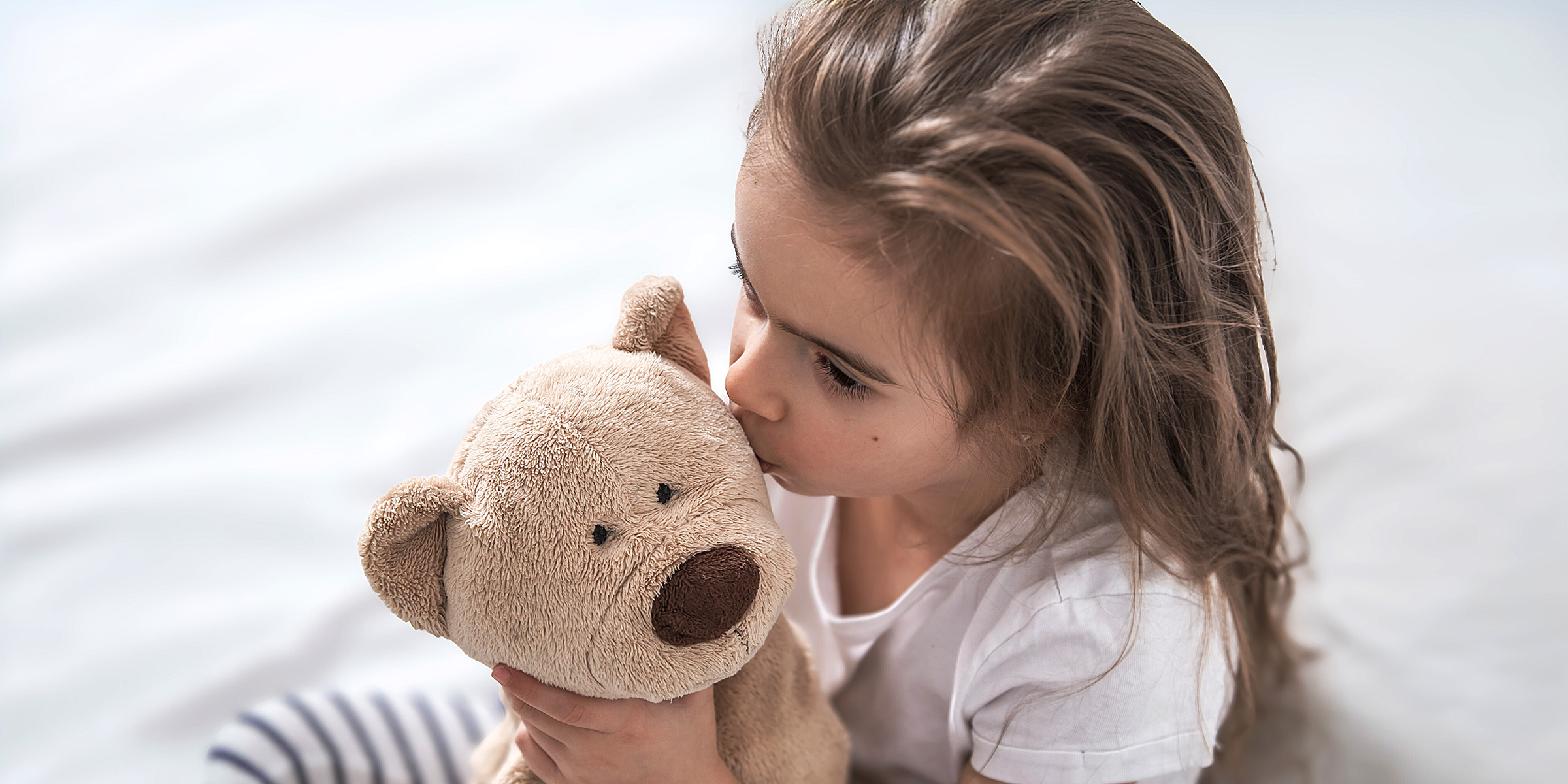 Une fille avec son ours en peluche | Source : Freepik