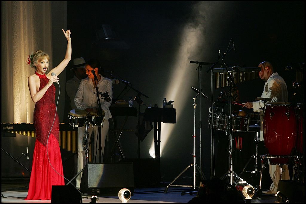 Arielle Dombasle interprète les chansons de son album "Amor Amor" à l'Olympia à Paris. | Photo : Getty Images