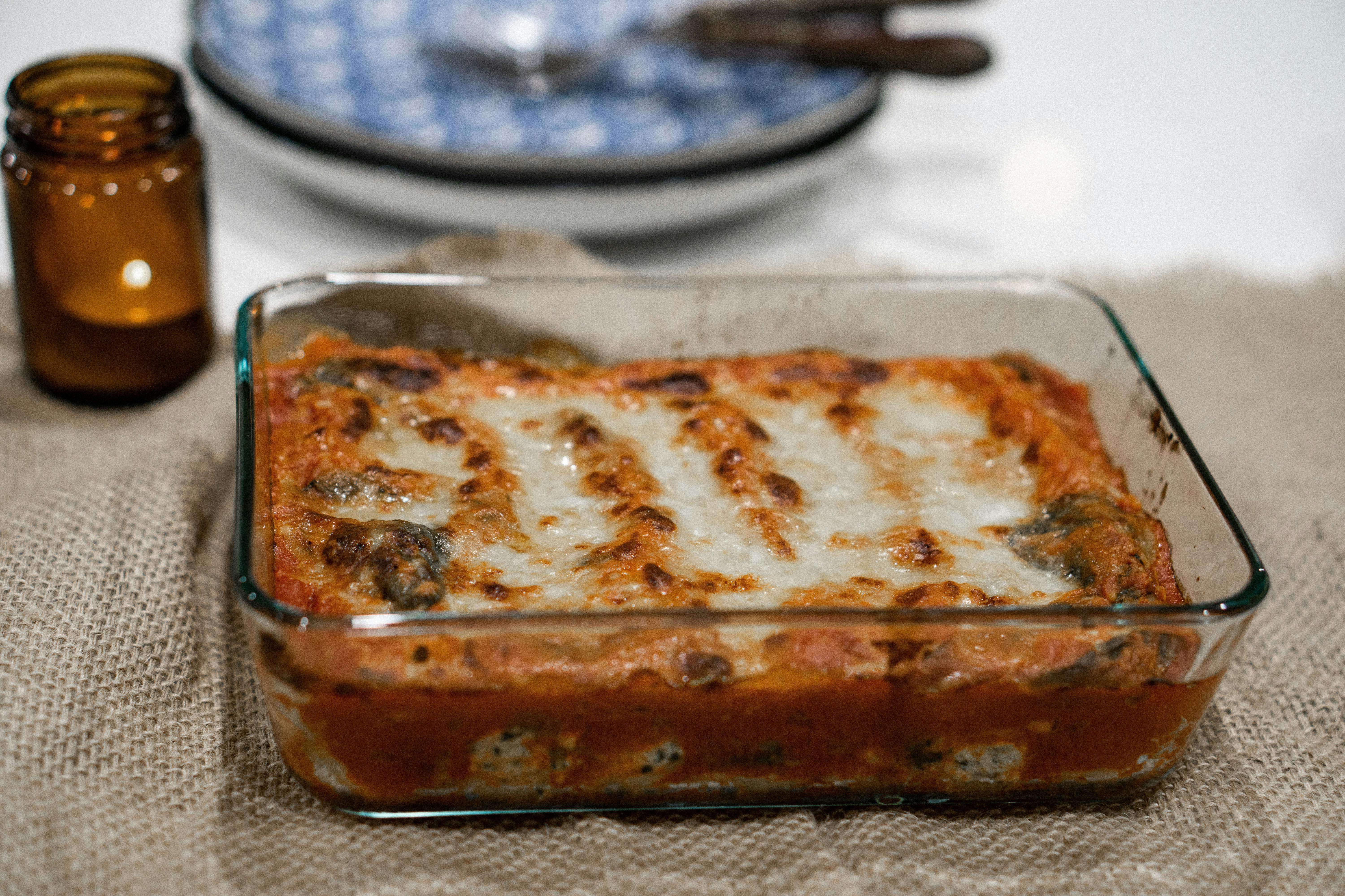 Lasagnes cuites au four sur un plateau en verre | Source : Pexels