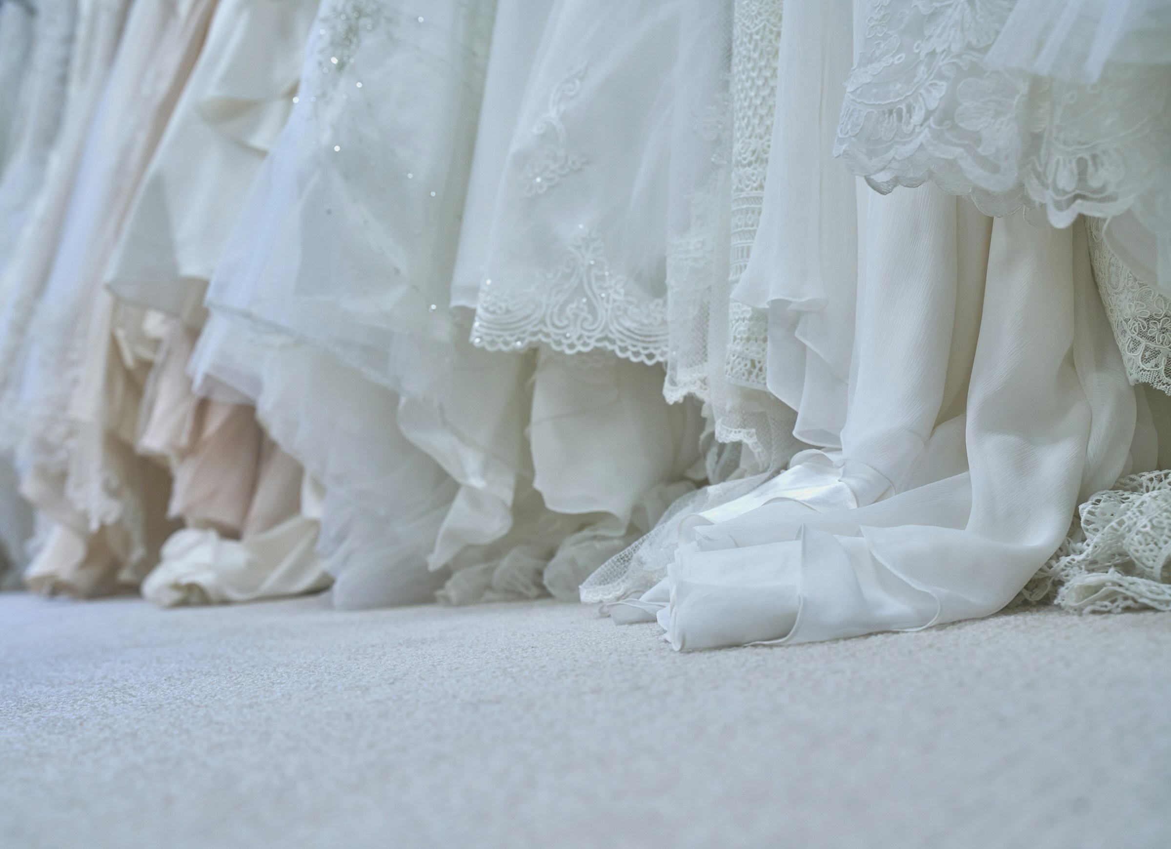 Différentes robes de mariée | Source : Unsplash