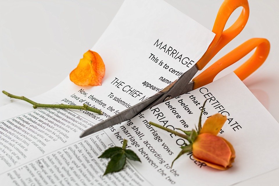 Ciseaux coupant un certificat de mariage. | Photo : Pixabay