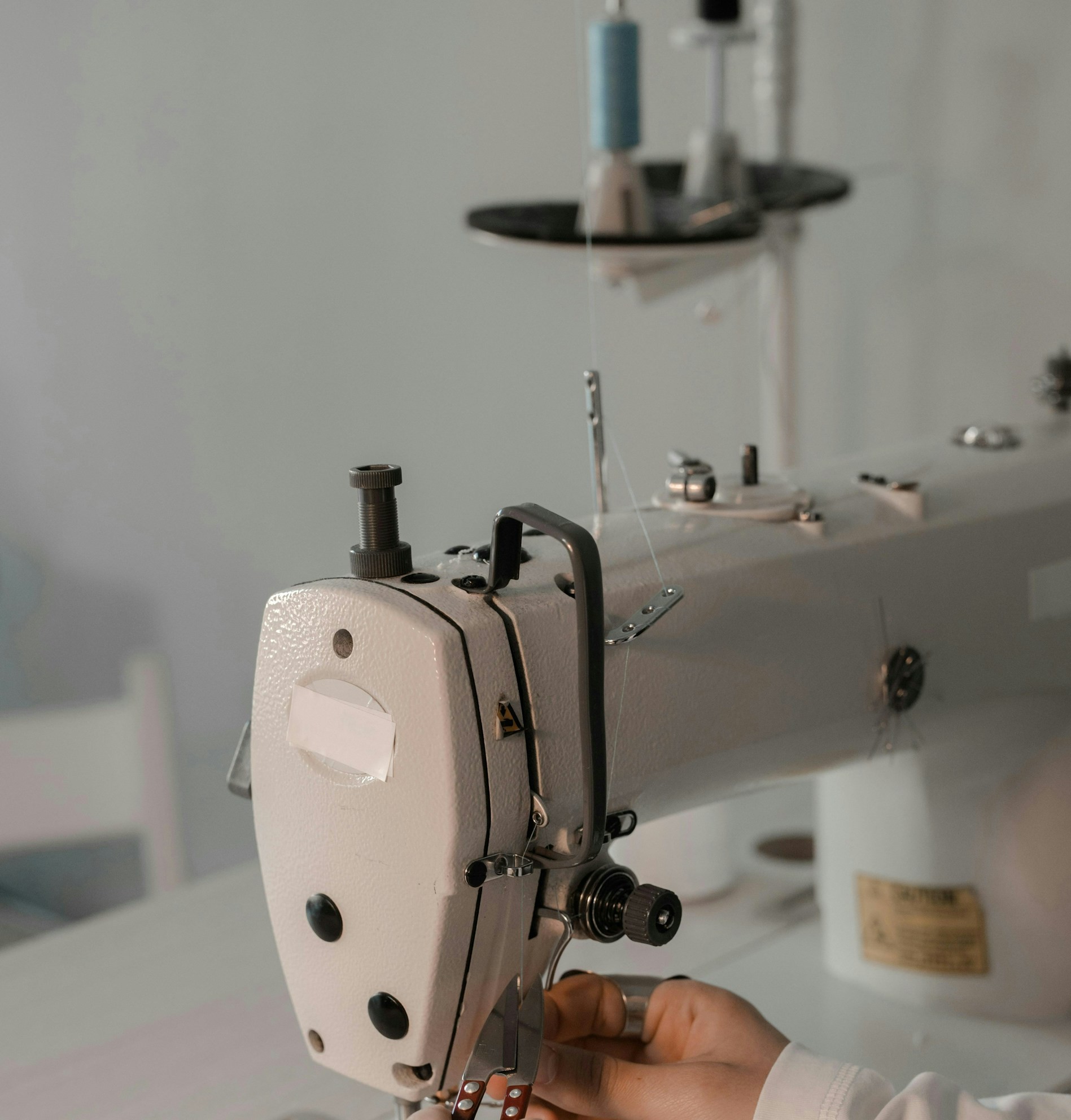 Une personne utilisant une machine à coudre | Source : Unsplash