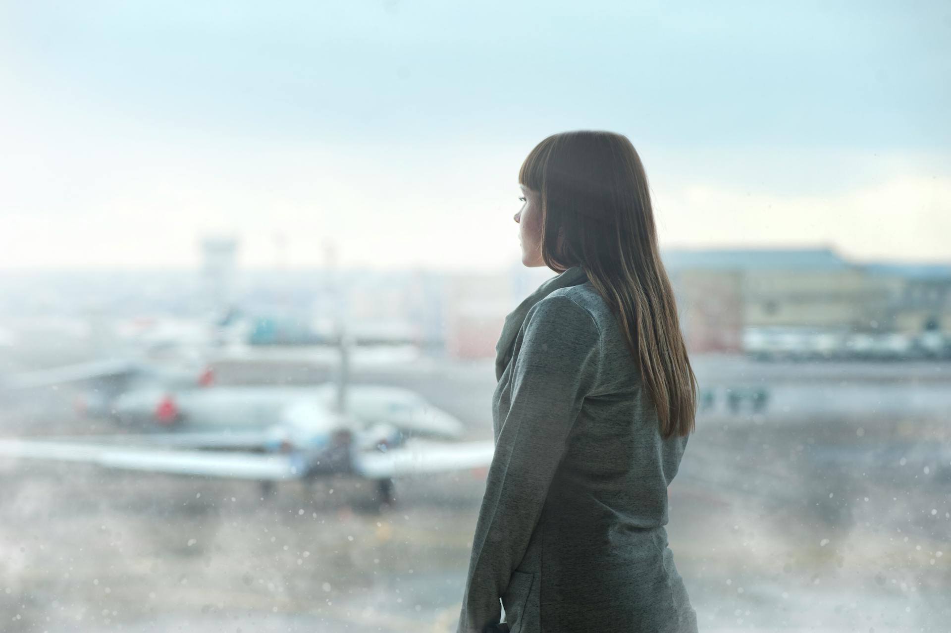 Une femme dans un aéroport | Source : Pexels