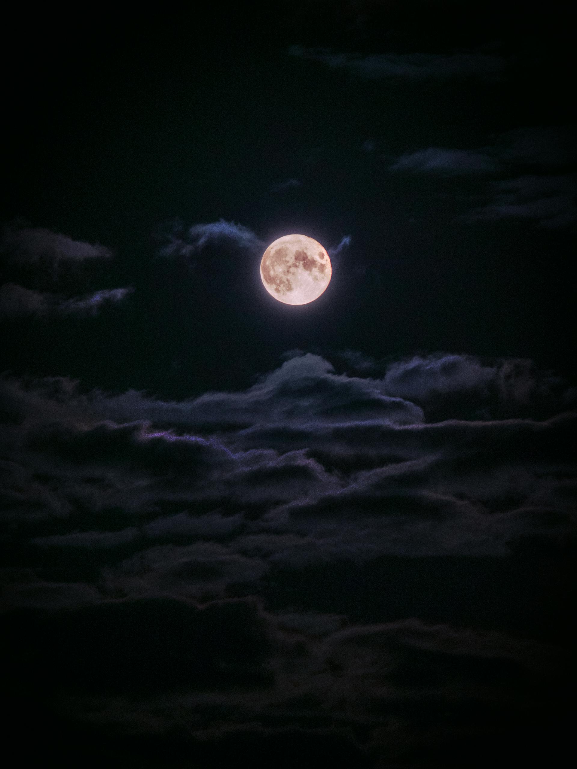 Vue de la pleine lune dans le ciel nocturne | Source : Pexels