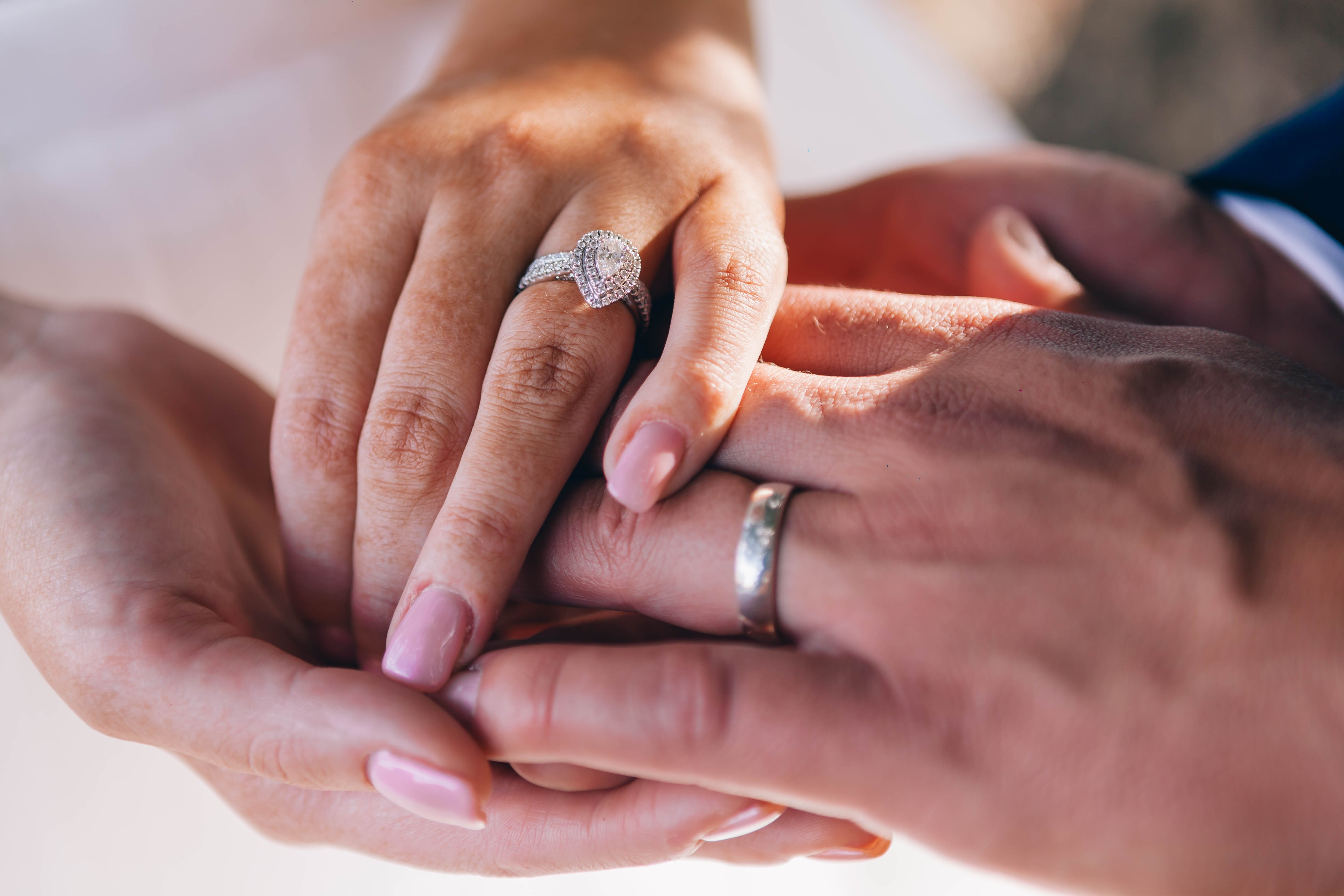 Pareja mostrando sus anillos | Fuente: Pexels