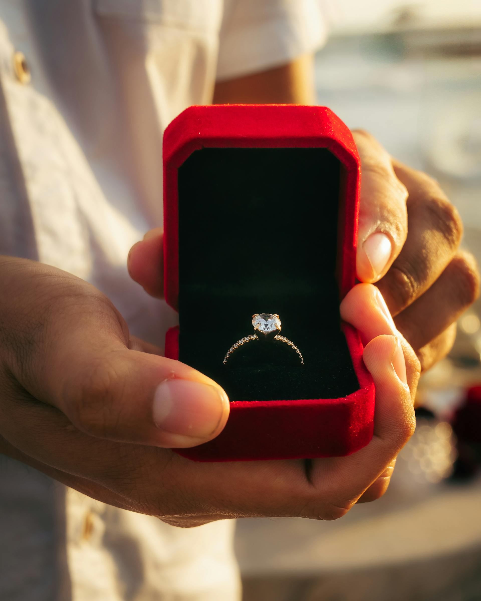 Un homme tenant une bague | Source : Pexels