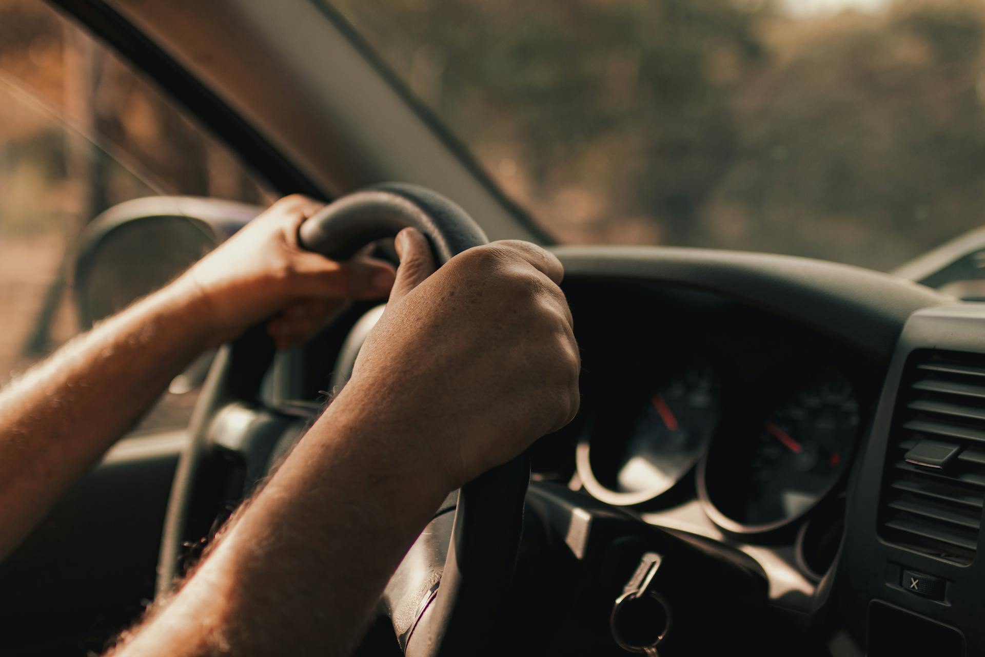 Un homme au volant | Source : Pexels