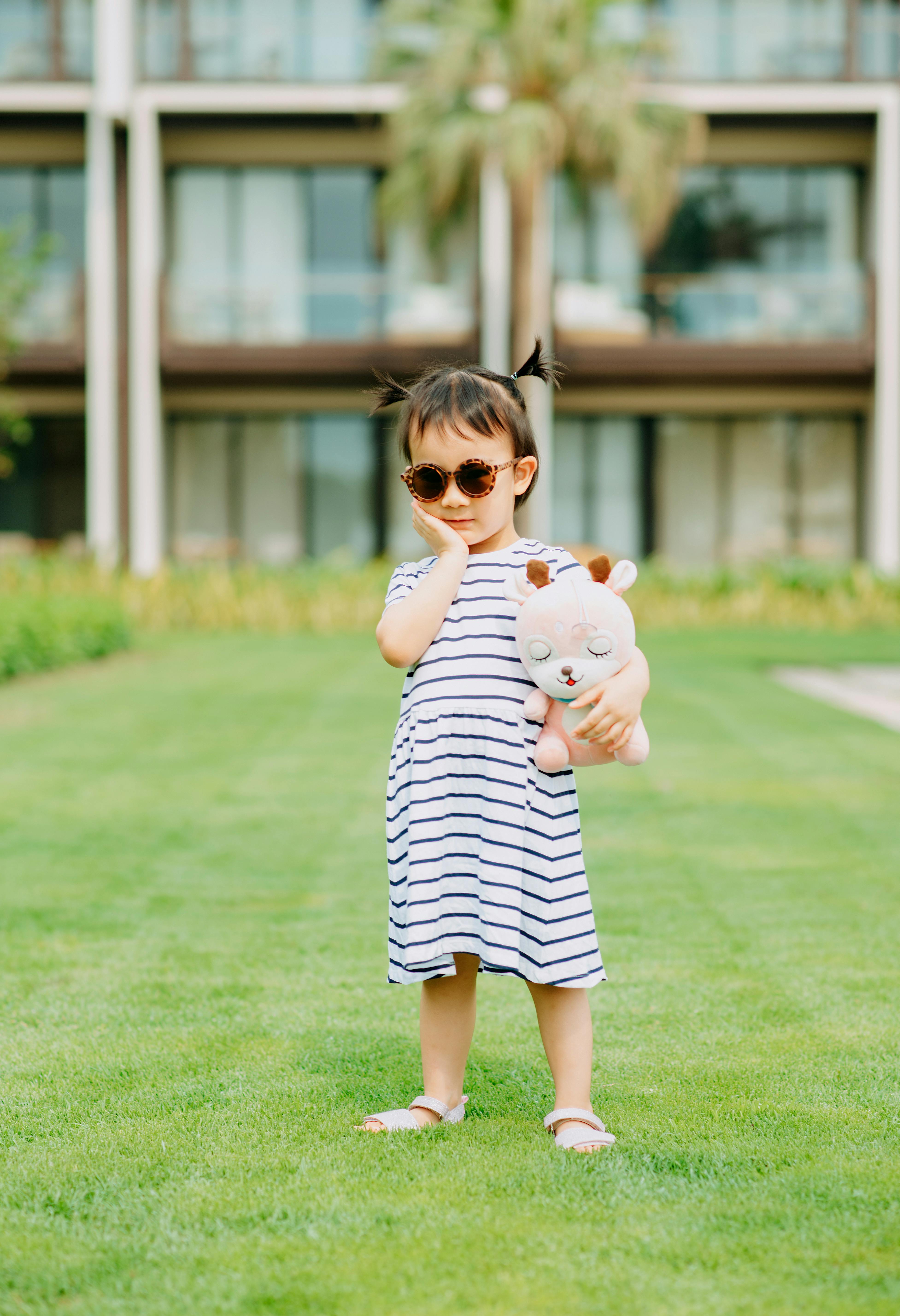 Une fille avec un jouet en peluche | Source : Pexels