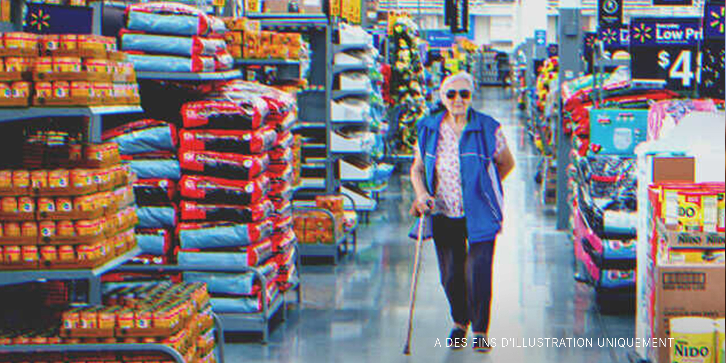 Une femme âgée aveugle dans un hypermarché | Source : Shutterstock