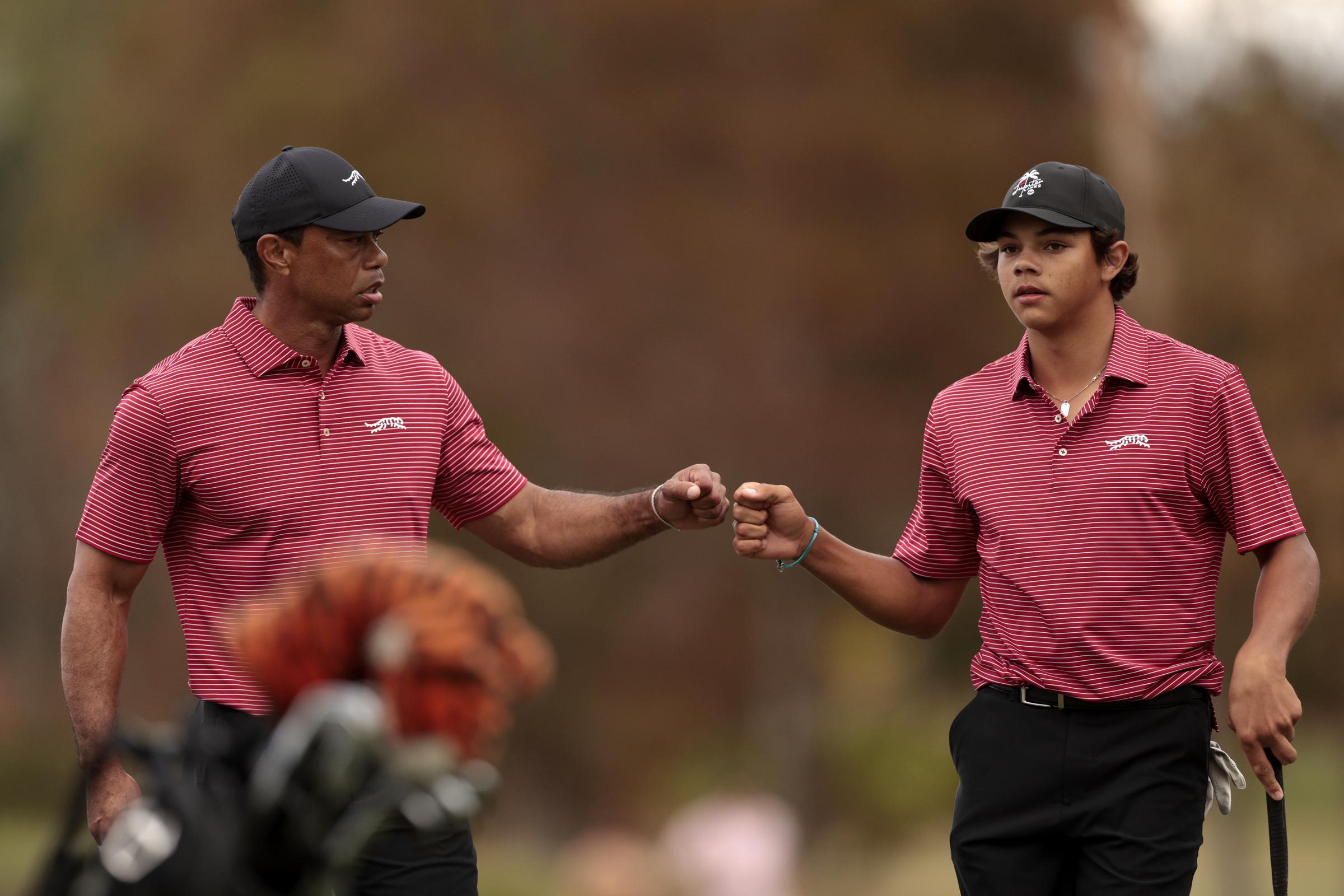 Tiger Woods et son fils Charlie réagissent sur le 16e green lors du deuxième tour du PNC Championship 2024 à Orlando, le 22 décembre 2024 | Source : Getty Images